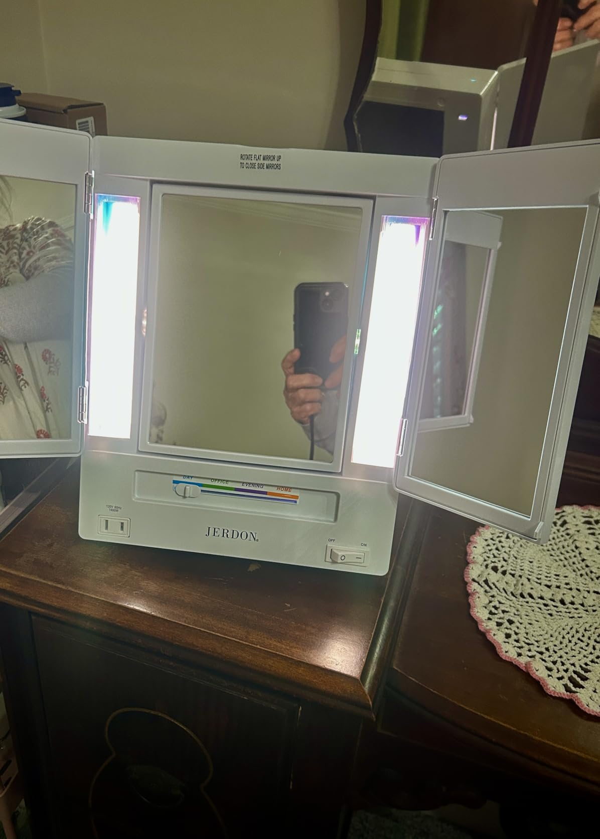 JERDON Tri-Fold Two-Sided Makeup Mirror with Lights - Vanity Mirror with 5X Magnification & Multiple Light Settings - White Base - Model JGL9W customer photo 2