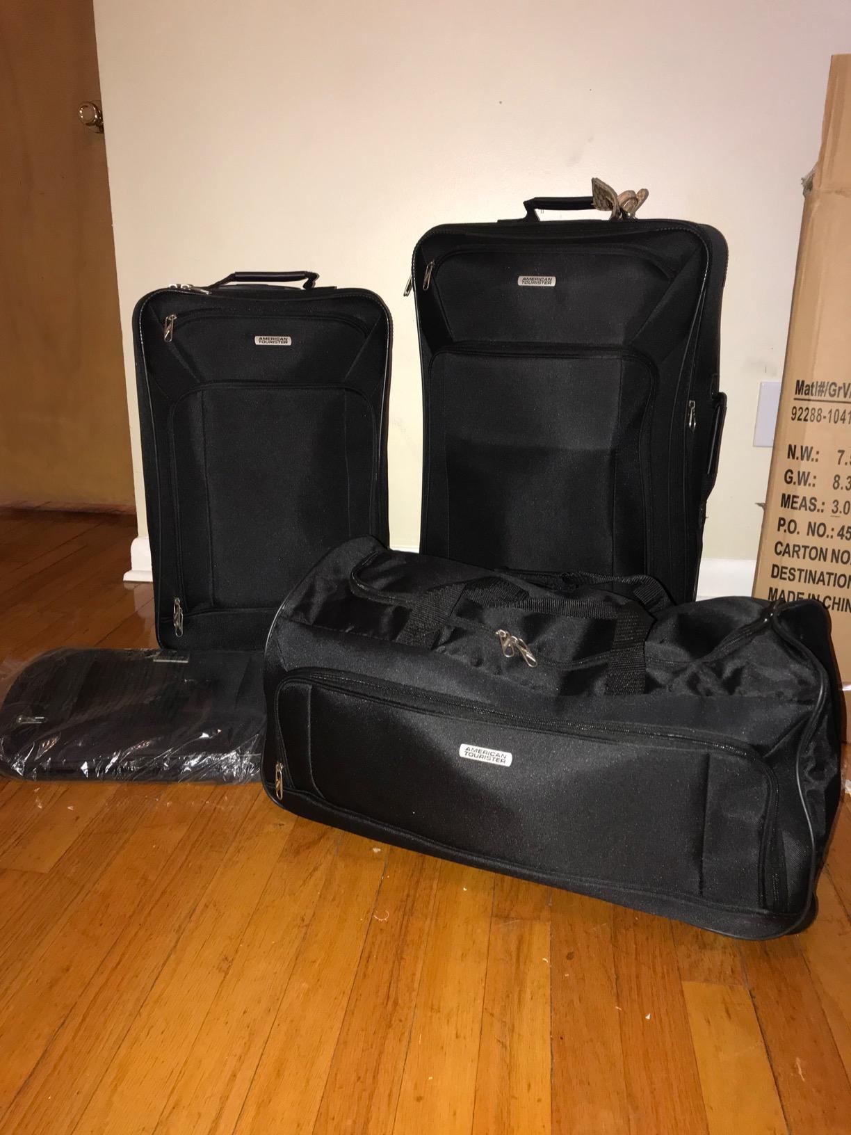 Fieldbrook XLT Softside Upright Luggage, Black, 4-Piece Set (BB/DF/21/25) customer photo 1
