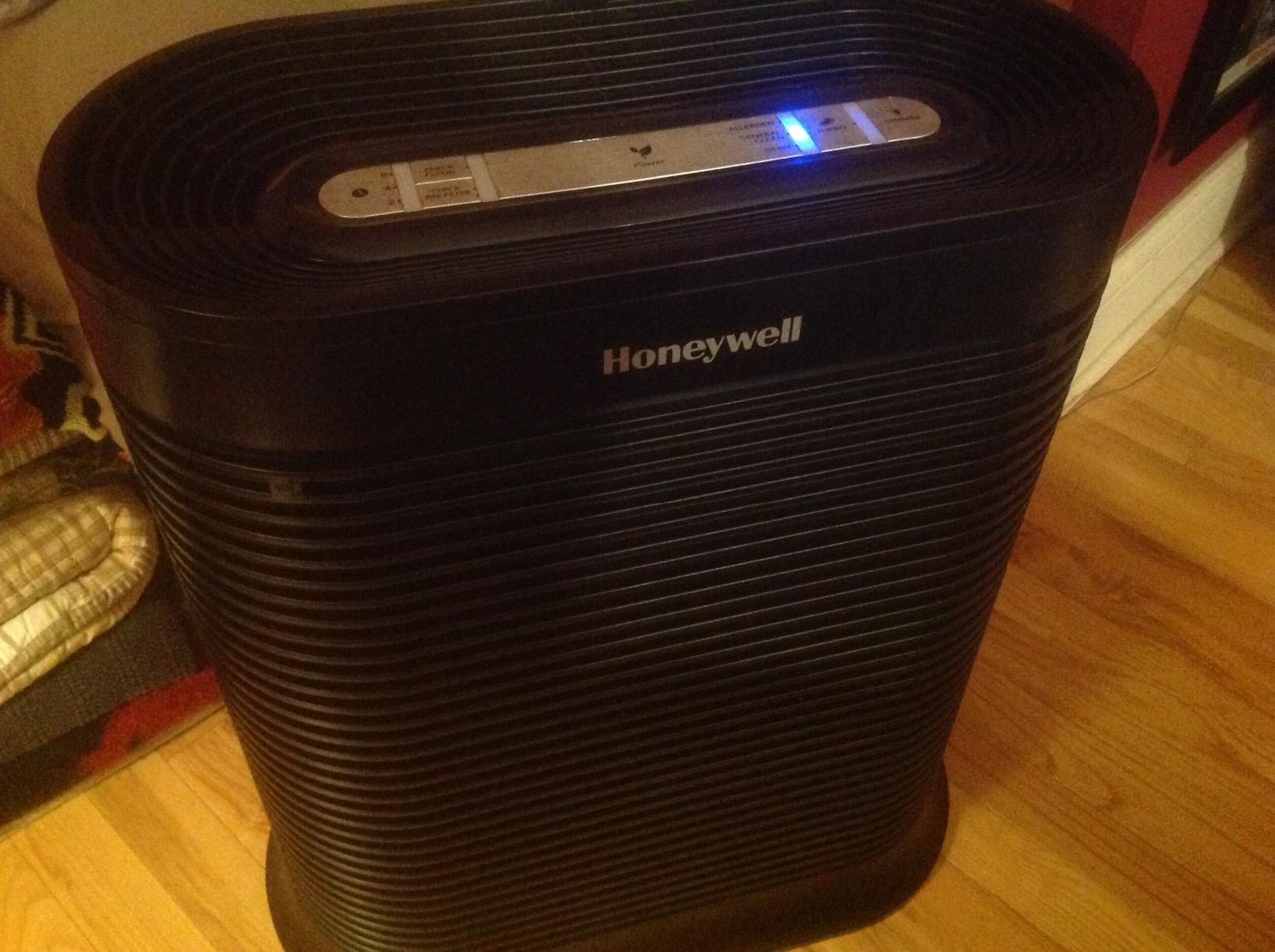 Honeywell AllergenPlus HEPA Air Purifier for Home, 2250 Ft² Rooms, Reduces Allergens, Dust, Pollen, Smoke, Pet Dander, Odors, HPA304, White customer photo 1