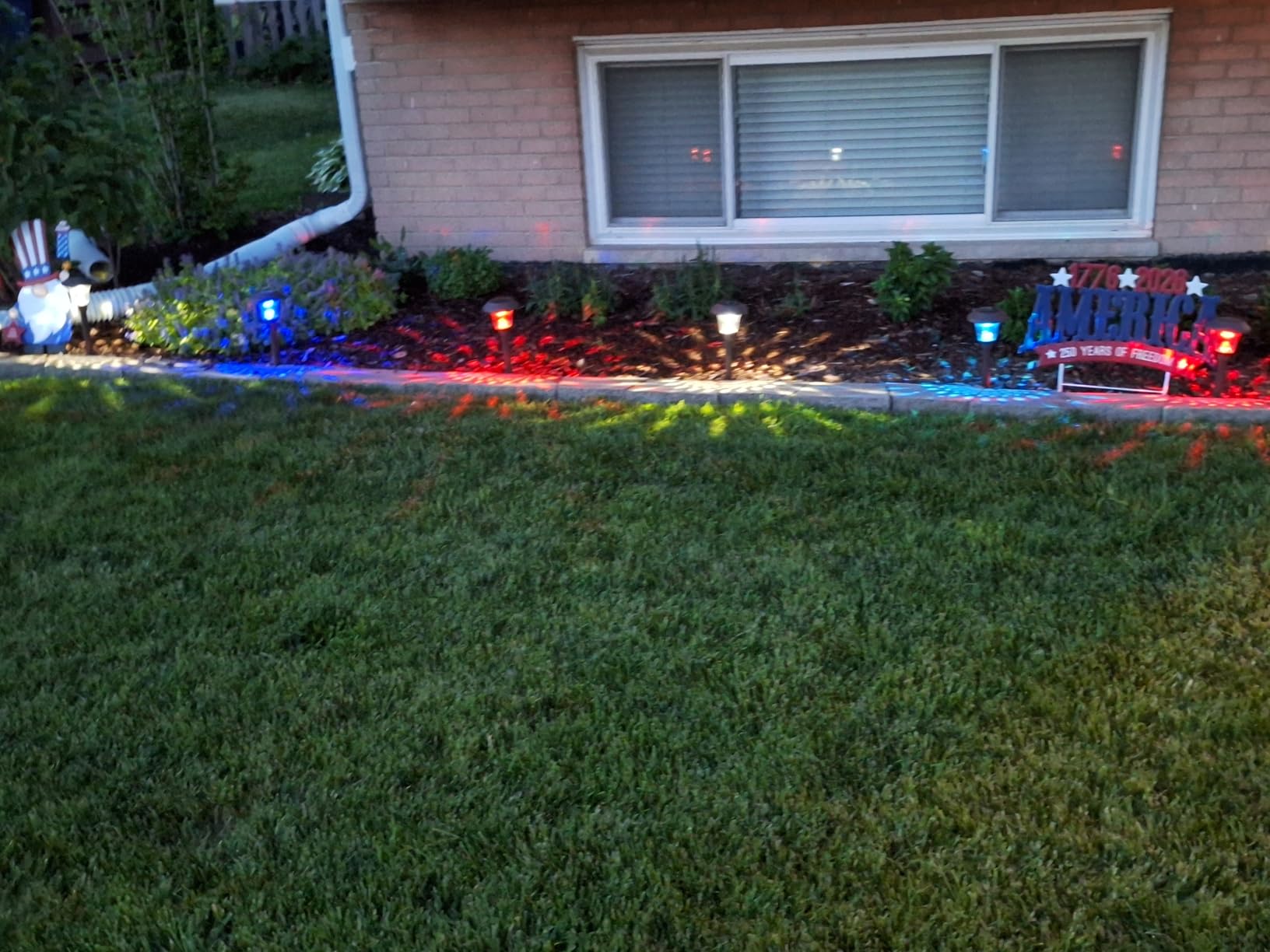 BEAU JARDIN 8 Pack Solar Pathway Lights White+Color Changing Stainless Steel 3 Mode Outdoor Multicolor Metal Solar Powered Waterproof Glass for Garden Landscape Path Yard Walkway Driveway Black customer photo 2