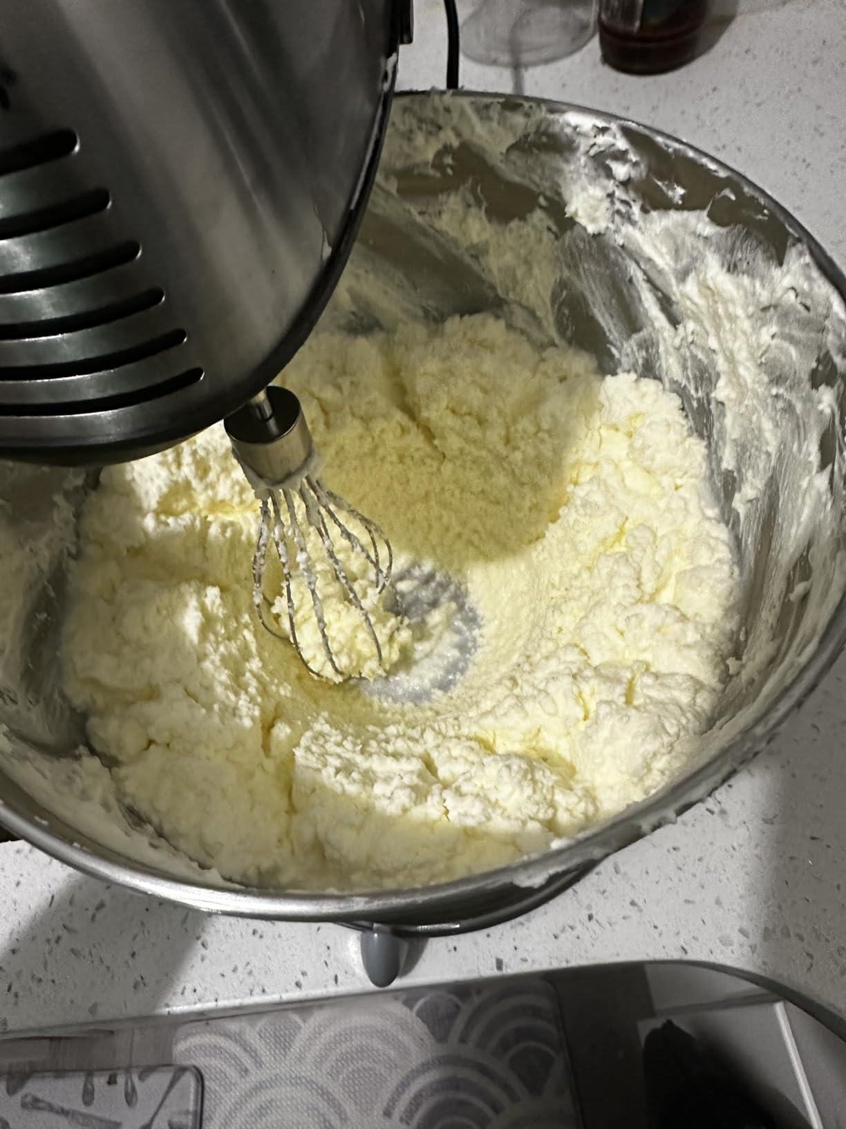 Hamilton Beach Classic Stand and Hand Mixer, 4 Quarts, 6 Speeds with QuickBurst, 290 Watts Peak Power, Black and Stainless customer photo 2