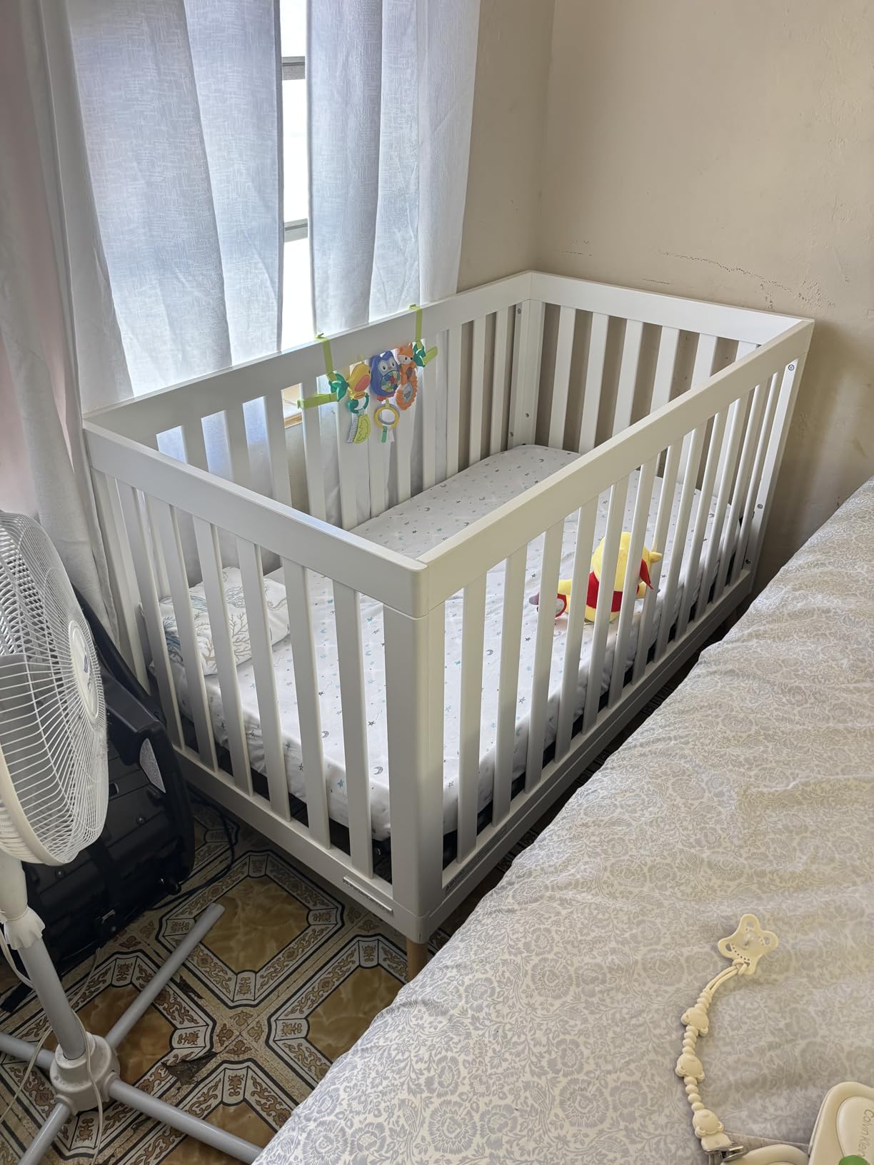 Delta Children Essex 4-in-1 Convertible Baby Crib, Bianca White with Natural Legs customer photo 2