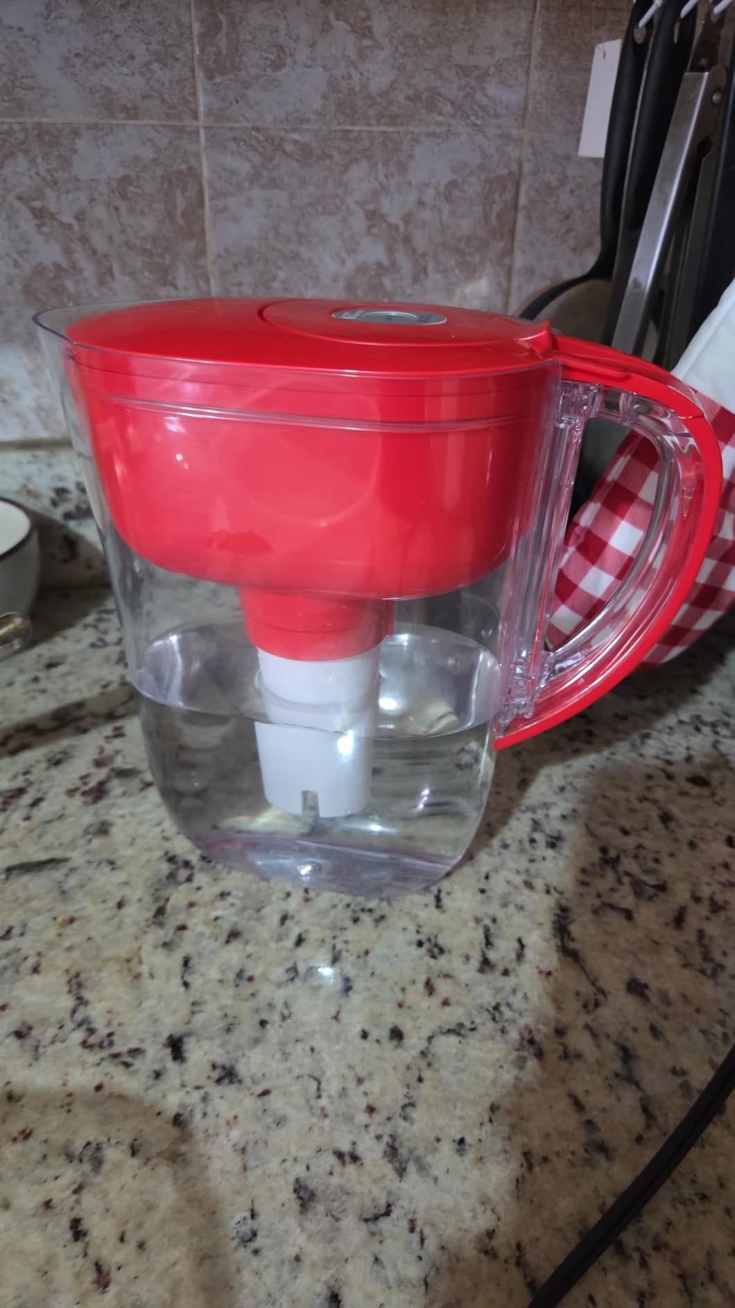 Brita Metro Water Filter Pitcher with SmartLight Change Indicator, BPA-Free, Replaces 1,800 Plastic Water Bottles a Year, Lasts Two Months, Includes 1 Filter, Small - 6-Cup Capacity, White customer photo 1