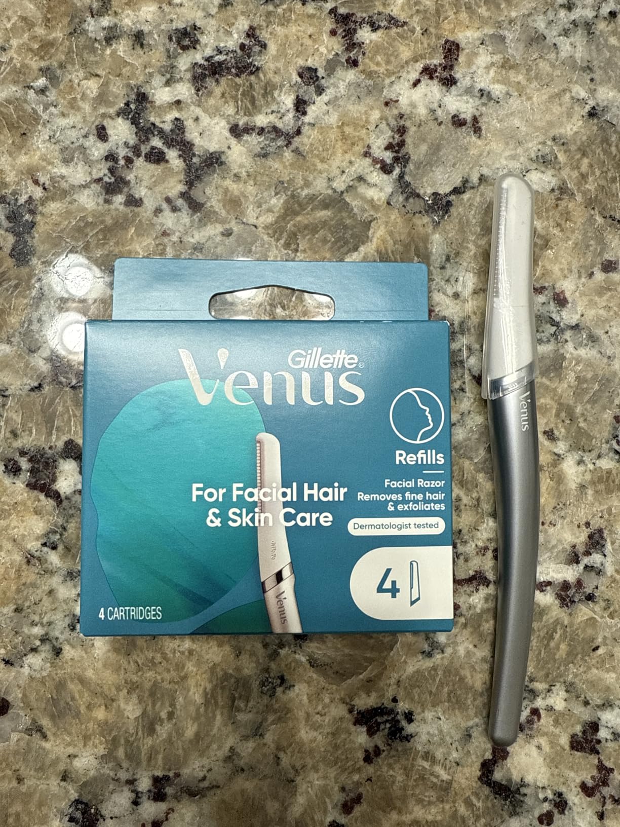 Gillette Venus Facial Razor, Exfoliating Dermaplaning Tool for Face, Replaceable Refills, Removes Fine Facial Hair, Exfoliates Dead Skin, Skin Defense Guard, Handle with 5 Blade Refills customer photo 1