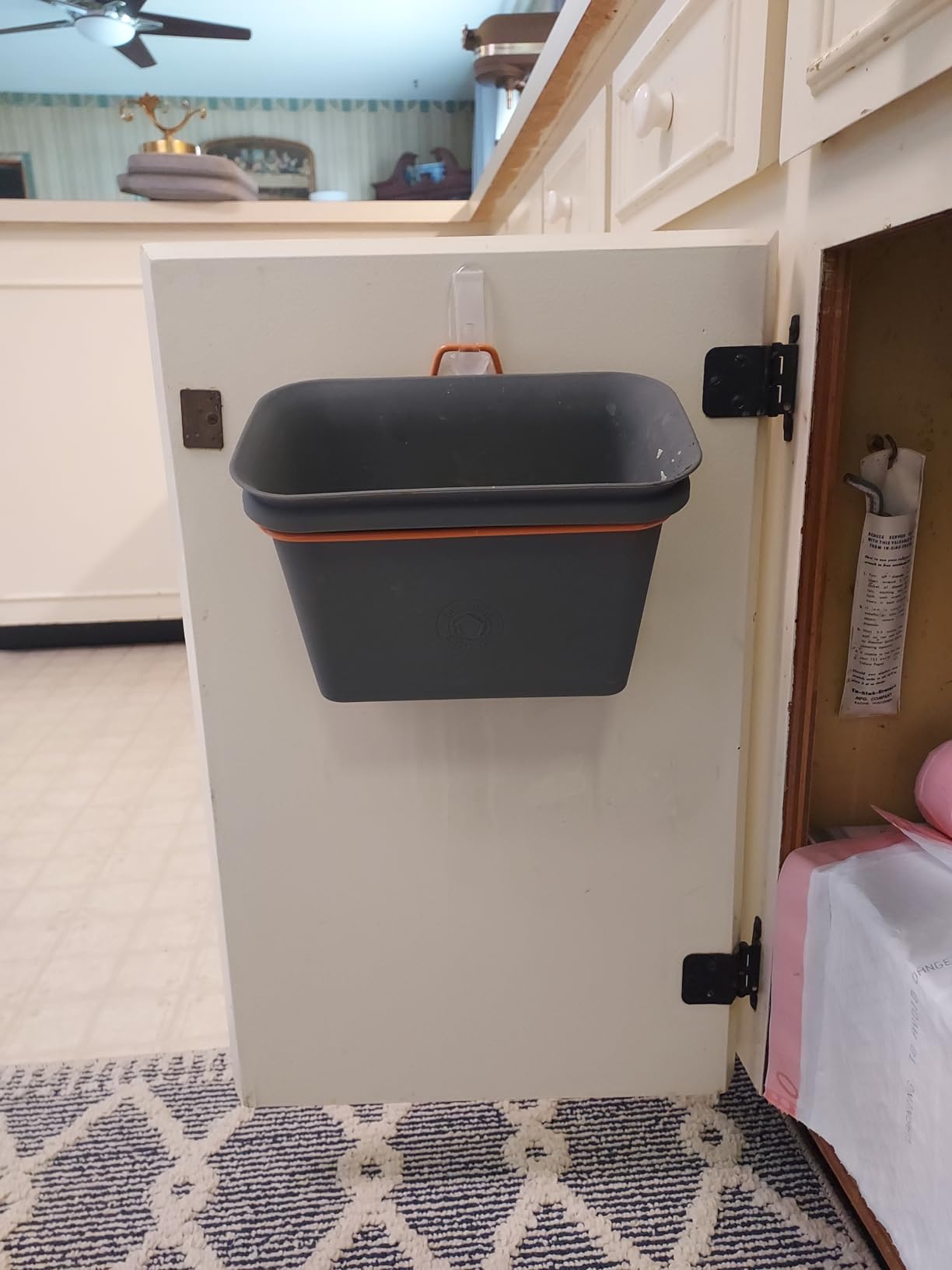 Full Circle Fresh Air Kitchen Compost Bin - Odor-Reducing Countertop Compost Container with Patented Airflow Design, Includes Compostable Bags, Easy to Clean, 1.5 Gallon, Gray customer photo 1
