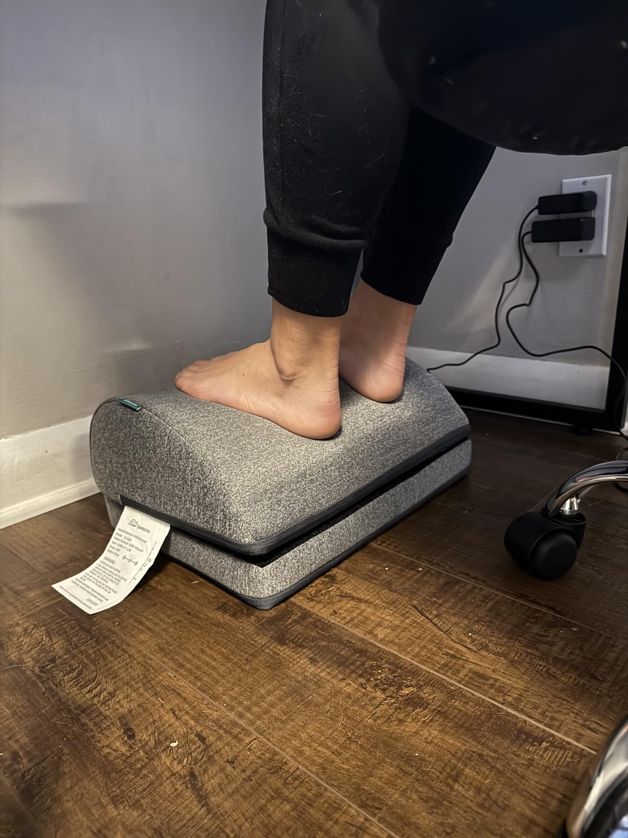 Snailax Heated Foot Rest Under Desk at Work, FSA Eligible Desk Foot Stool with Heat & Vibration Massage, Fathers Day Dad Gifts for Men, Foot Warmer Feet Heater for Office Chair, Gaming Home Use customer photo 1