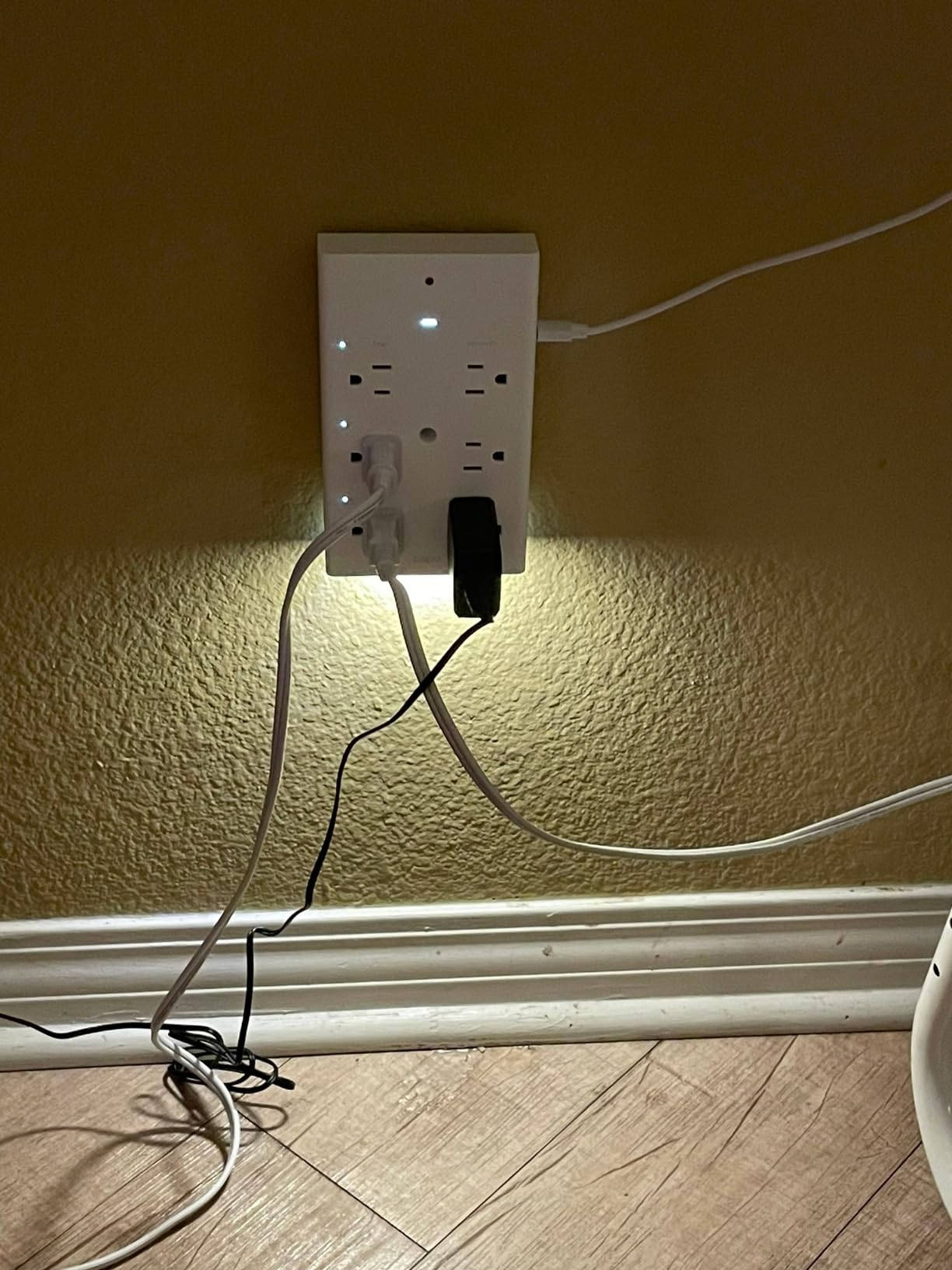 TP-Link Tapo Smart Plug Outlet Extender, Surge Protector, 18W/Fast Charging, 3 Individual Smart Outlets, 1x USB-C & 2X USB-A, Smart Night Light, Works w/Apple HomeKit, Alexa & Google Home, Tapo P306 customer photo 2