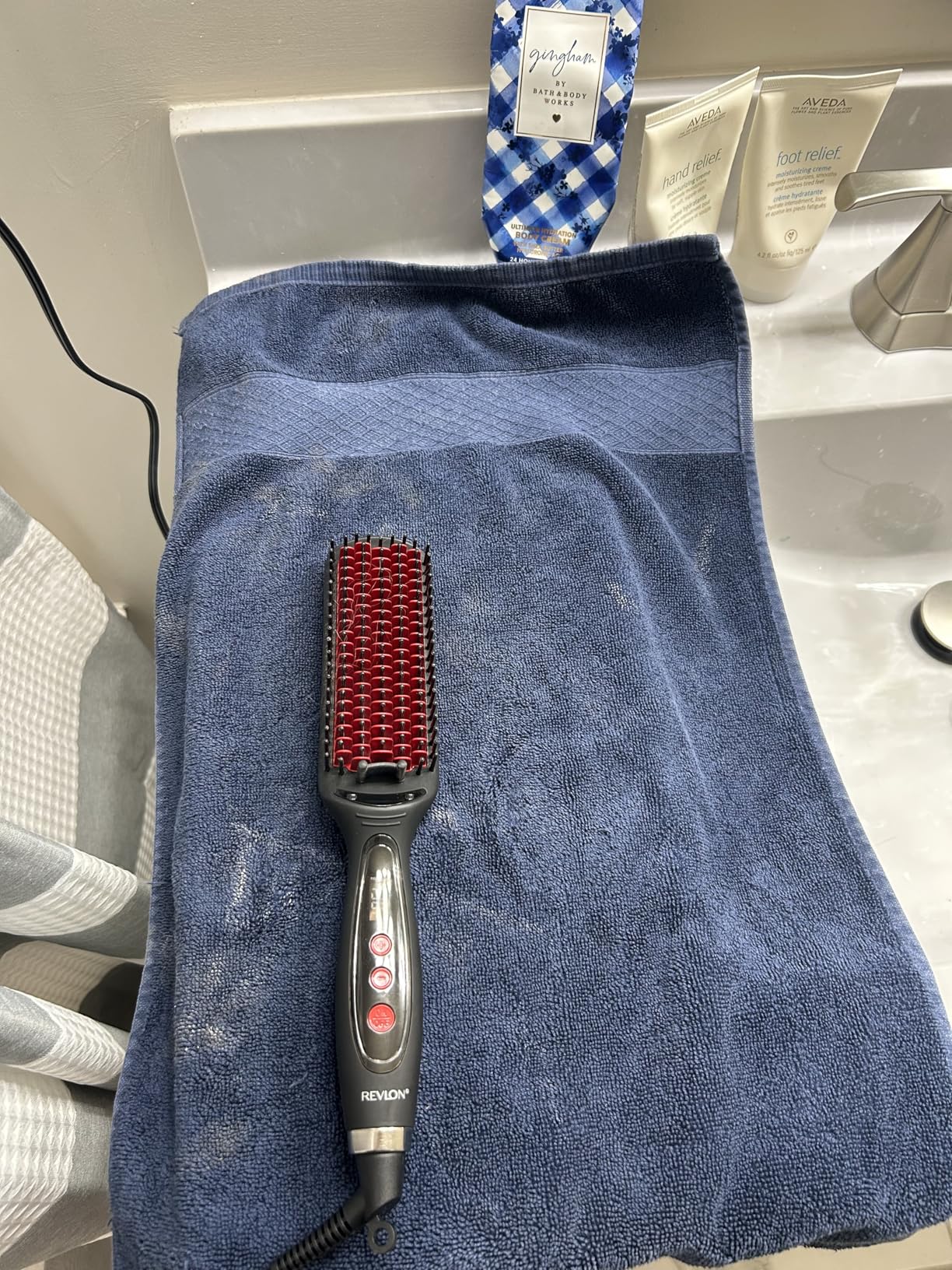REVLON SmoothStay XL Hair Straightener, Heated Straightening Brush with Coconut Oil Infused Ceramic Plates, Long-Lasting Sleek Results, Reduced Frizz & Static customer photo 1