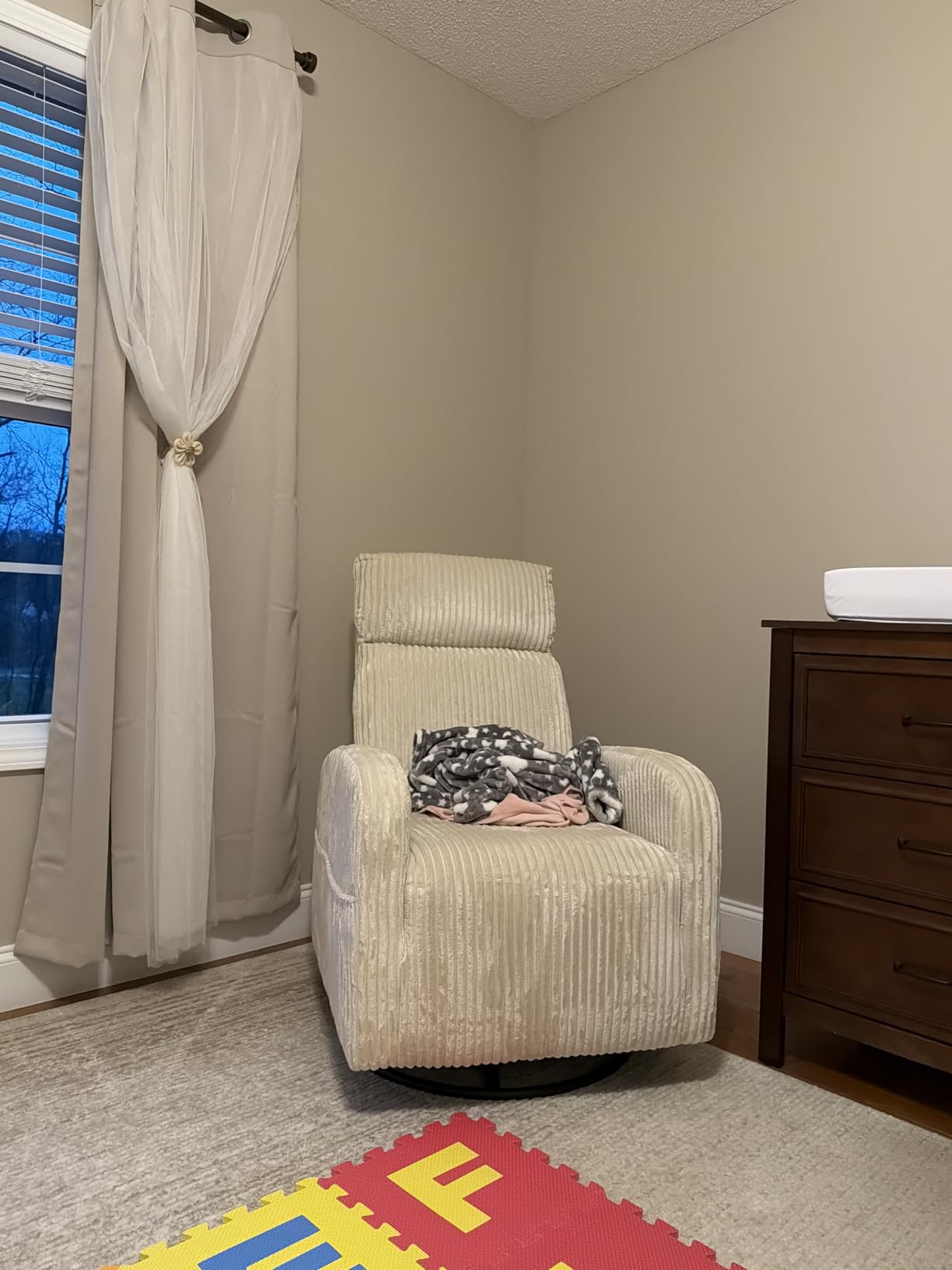 Yaheetech 360° Swivel Glider Chair for Nursery, Rocking Chair Nursing Chair with Side Pockets, Corduroy Glider for Living Room with High Back Beige customer photo 2