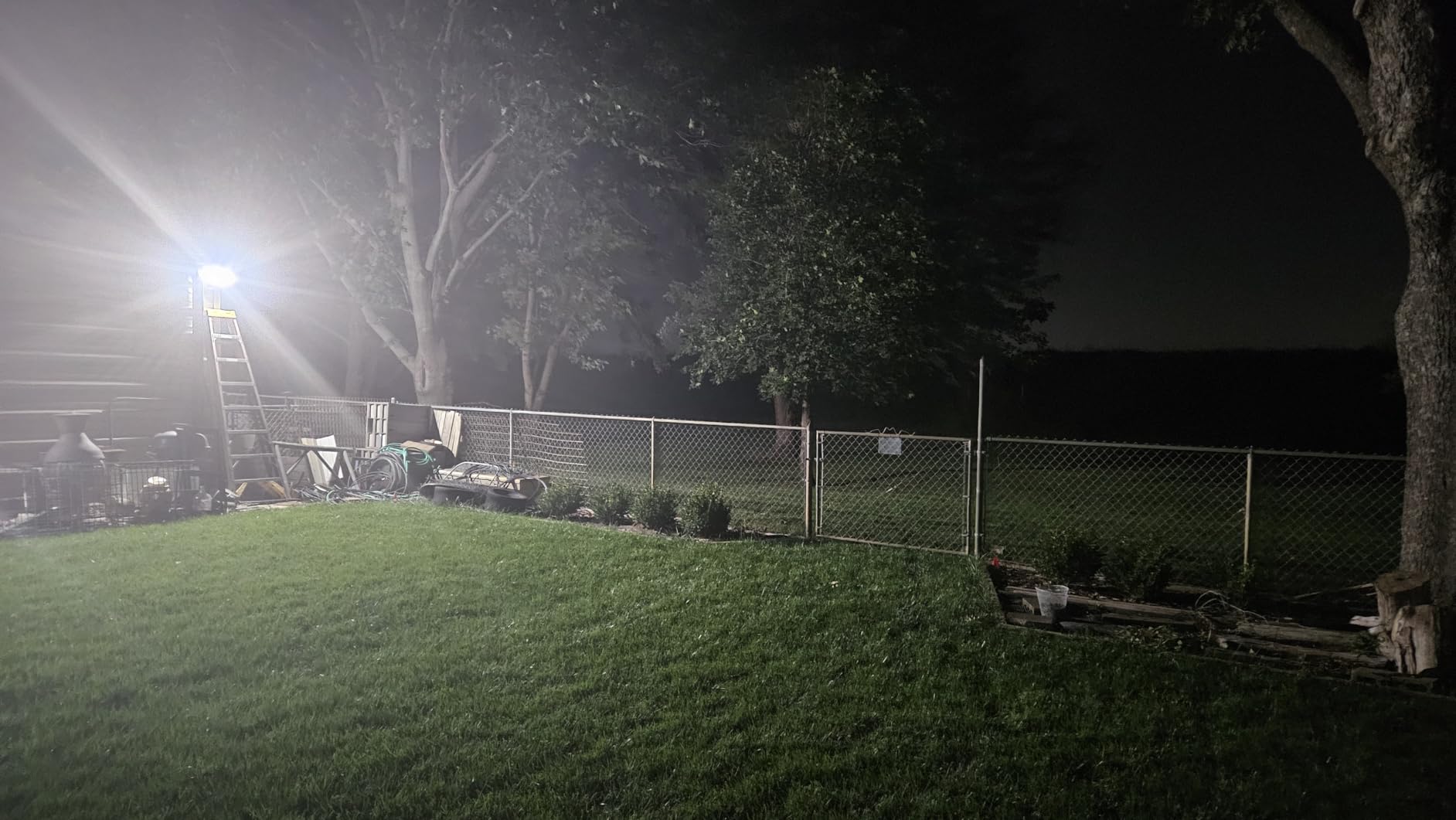 Feit Electric Outdoor LED Triple Head Solar Security Flood Lights with Motion Sensor, Dusk-to-Dawn Sensor, 3000 Lumens Floodlight, 5000K Daylight, No Hardwiring Needed customer photo 1