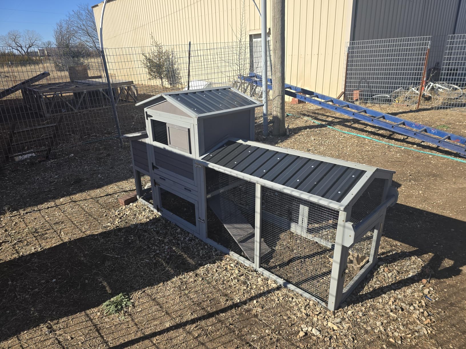 Mobile Chicken Coop with Wheels for 4-6 Chickens, Large Outdoor Hen House with Run, Weatherproof Asphalt Roof, Sectionable Nesting Box & Pull-Out Tray, 82.4