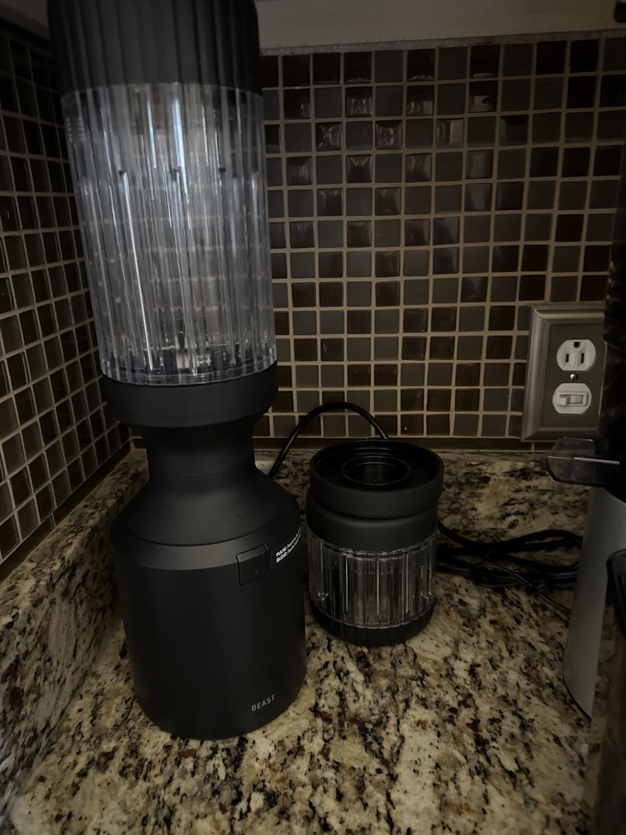 Beast Health Mega 1200 Plus Premium Countertop Blender for Smoothies, Shakes, Sauces, Dips, Soups, XL Vessel with Extra Vessels and Straw System, Charcoal, 120V customer photo 2