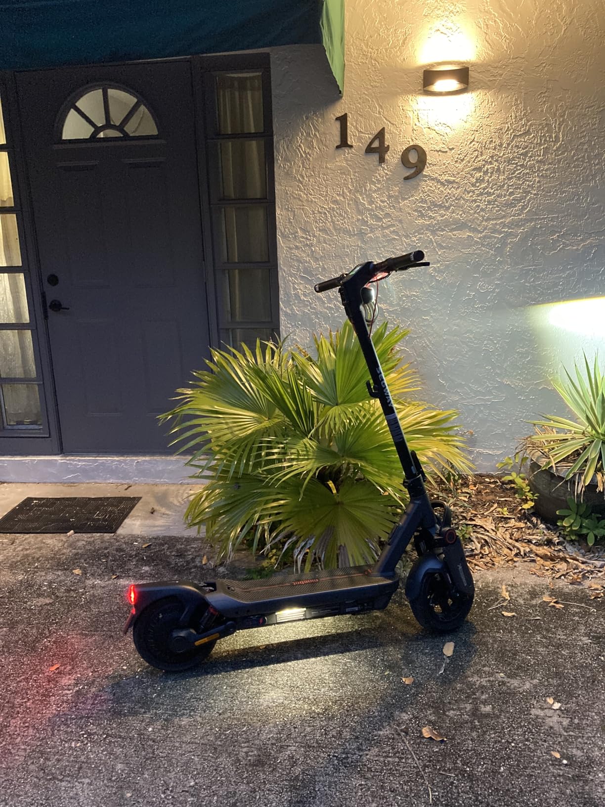 Segway MAX G3 Electric Scooter - Up to 28 MPH, 50 Mile Range, Dual Hydraulic Suspension, Disc Brakes, 11