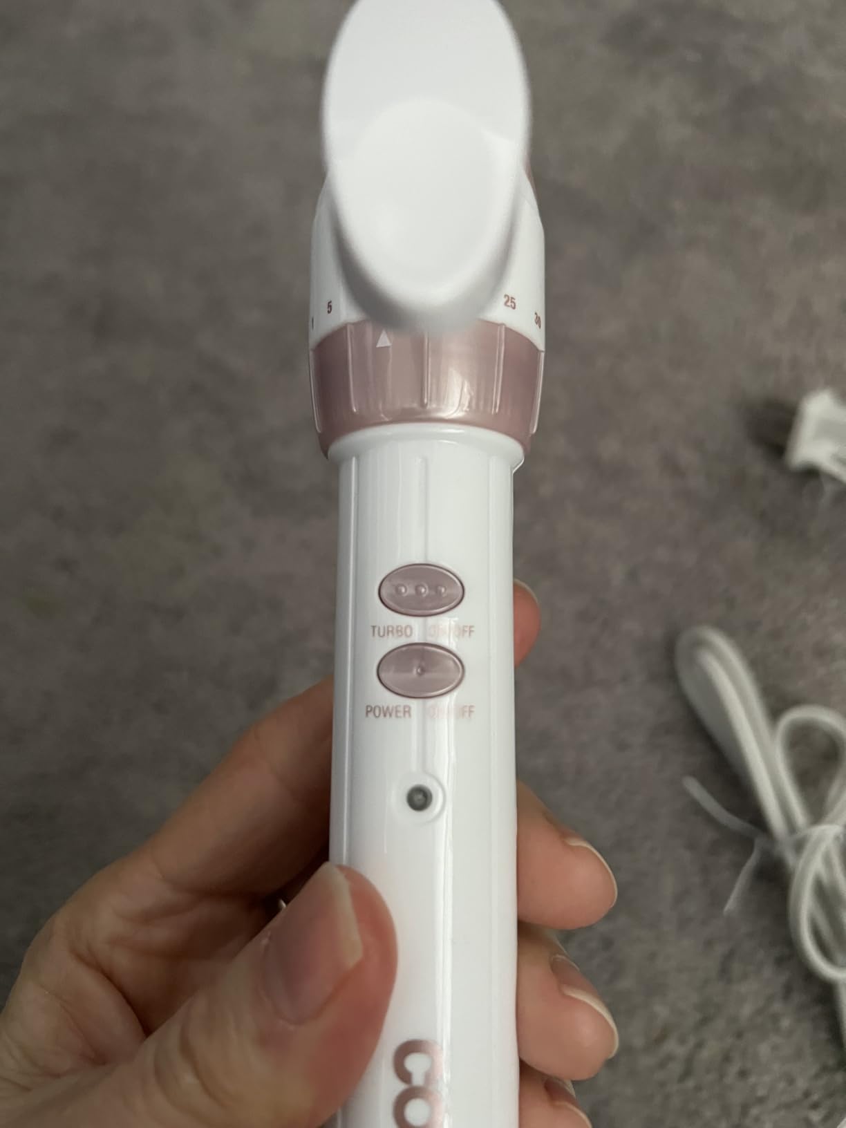 Conair Double Ceramic 1.25-Inch Long Barrel Curling Iron, 1.25-Inch Barrel Creates Loose Curls, Hair Curler for Use on Medium & Long Hair, White/Rose Gold customer photo 1