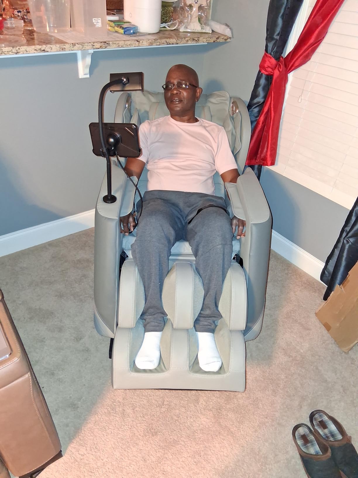 2026 Massage Chair Full Body, Zero Gravity Massage Chair with 16 Fix Rollers, Auto Massage Program, Foot and Calf Massage, Recliner Chair with Heating, Touch Screen Controller, Bluetooth Speaker customer photo 2