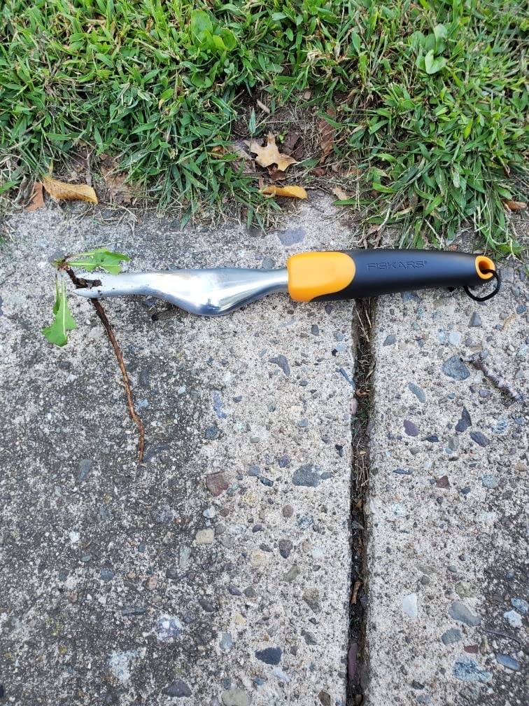 Fiskars Ergo Weeder Tool for Weeding, Heavy Duty Gardening Hand Tool with Ergonomic Handle and Hanging Hole for Storage, Remove Weeds and Roots like Dandelions and Thistles customer photo 1