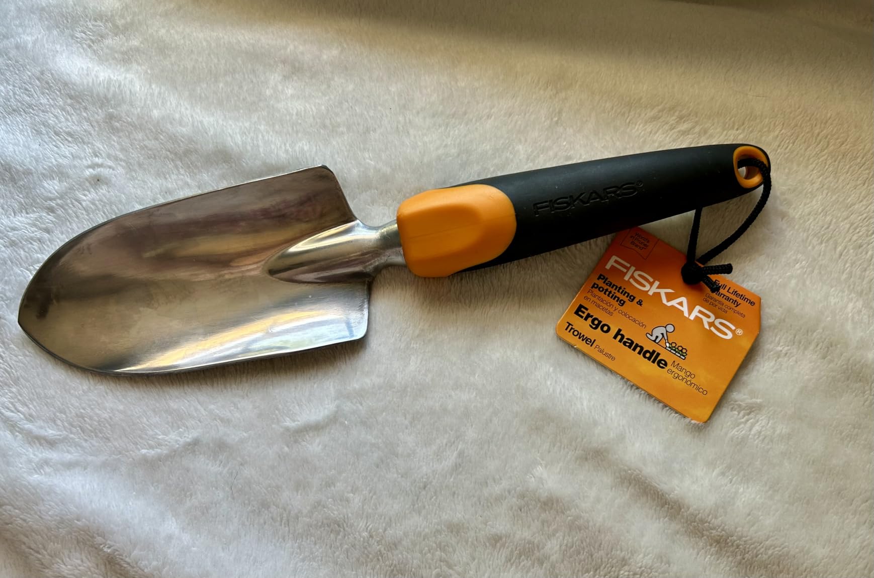 Fiskars Trowel, Heavy Duty Gardening Hand Tool with Hang Hole, For Digging and Planting, Rust Resistant Cast Aluminum, Ergonomic Handle and Comfort Grip, Gardening Tools for Yard customer photo 2
