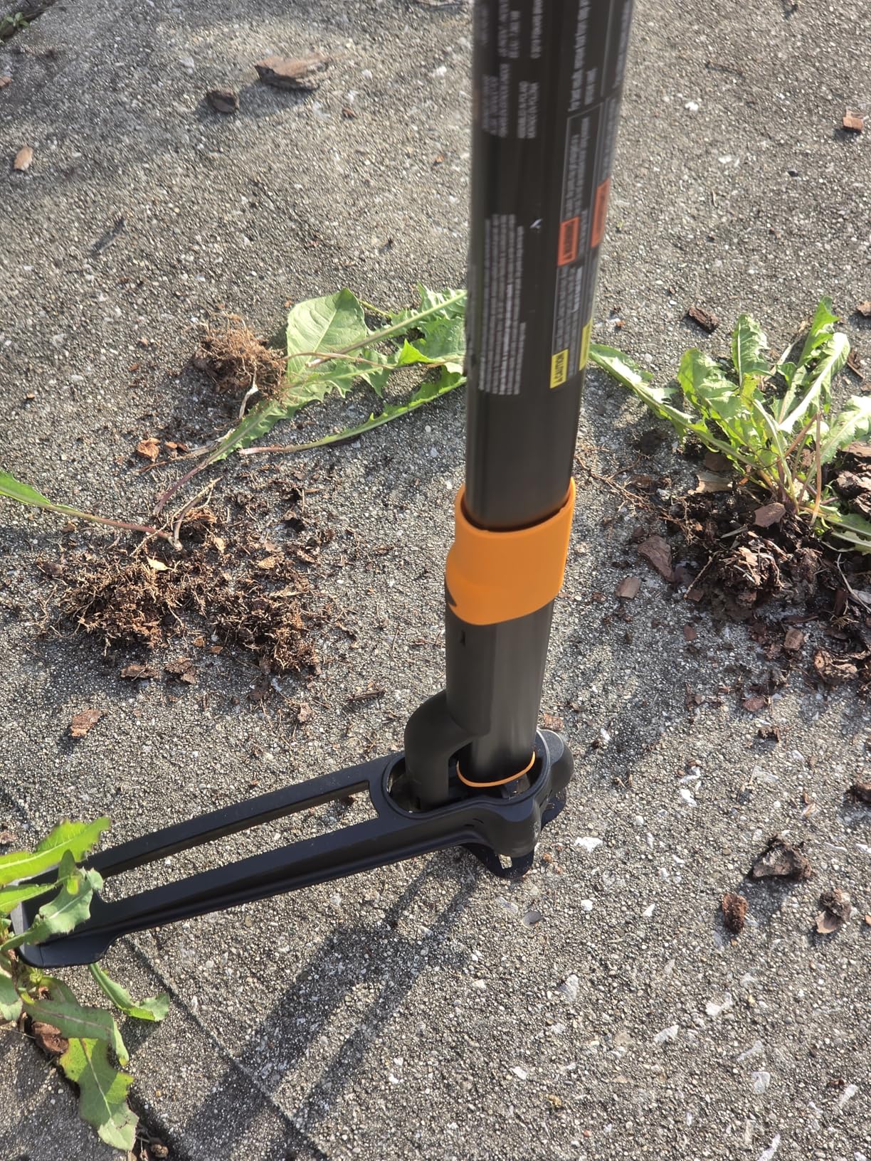 Fiskars 3-Claw Stand Up Weed Puller Tool, Gardening Weeder, Hand Weeding Tool with 39in Long Ergonomic Handle with Easy-Eject Mechanism customer photo 1