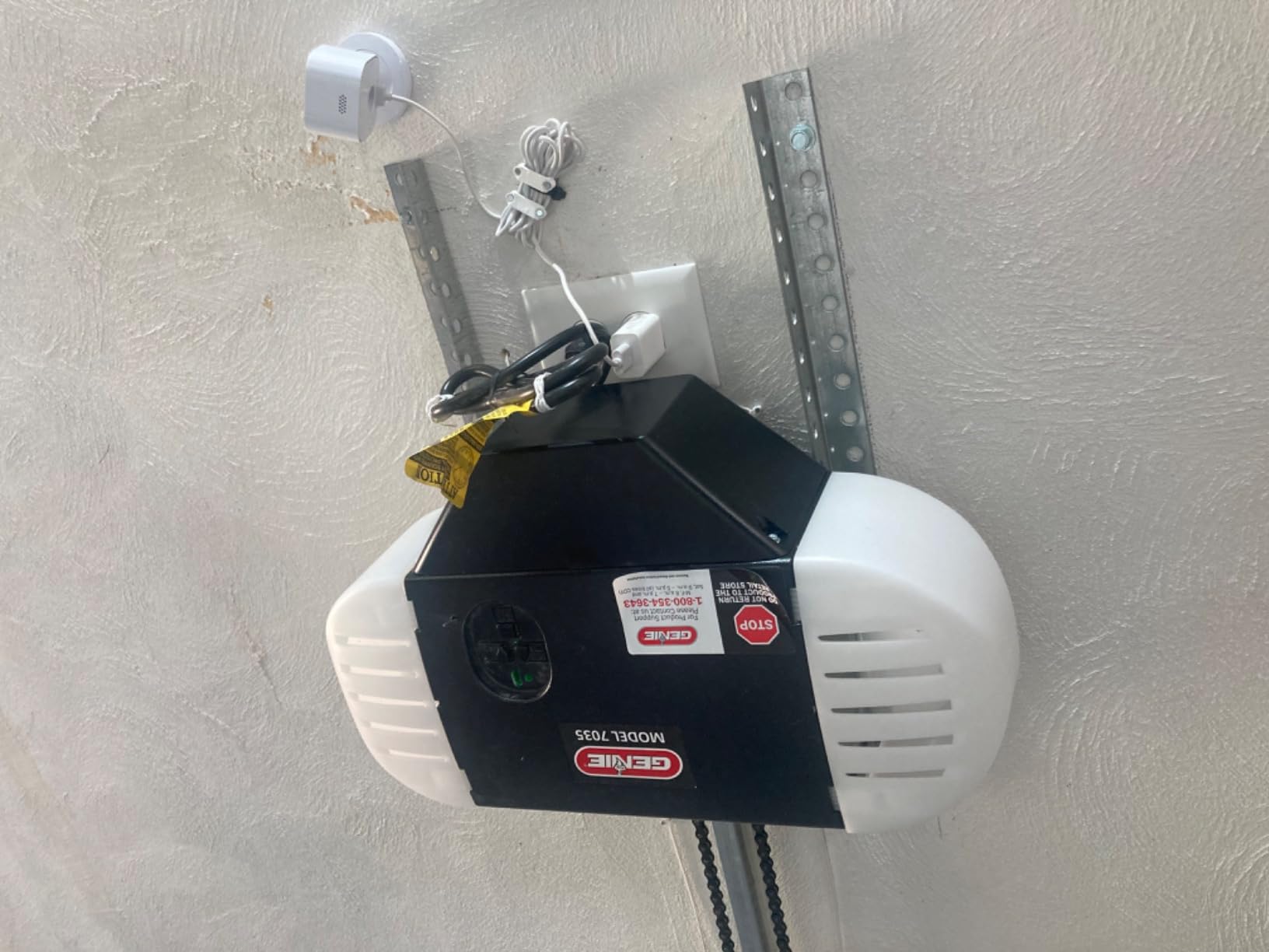 Genie Chain Drive 750 3/4 HPc Garage Door Opener w/Battery Backup - Heavy Duty - Operate your garage door when the primary power is out - Wireless Keypad Included, Model 7035-TKV,BLACK customer photo 1