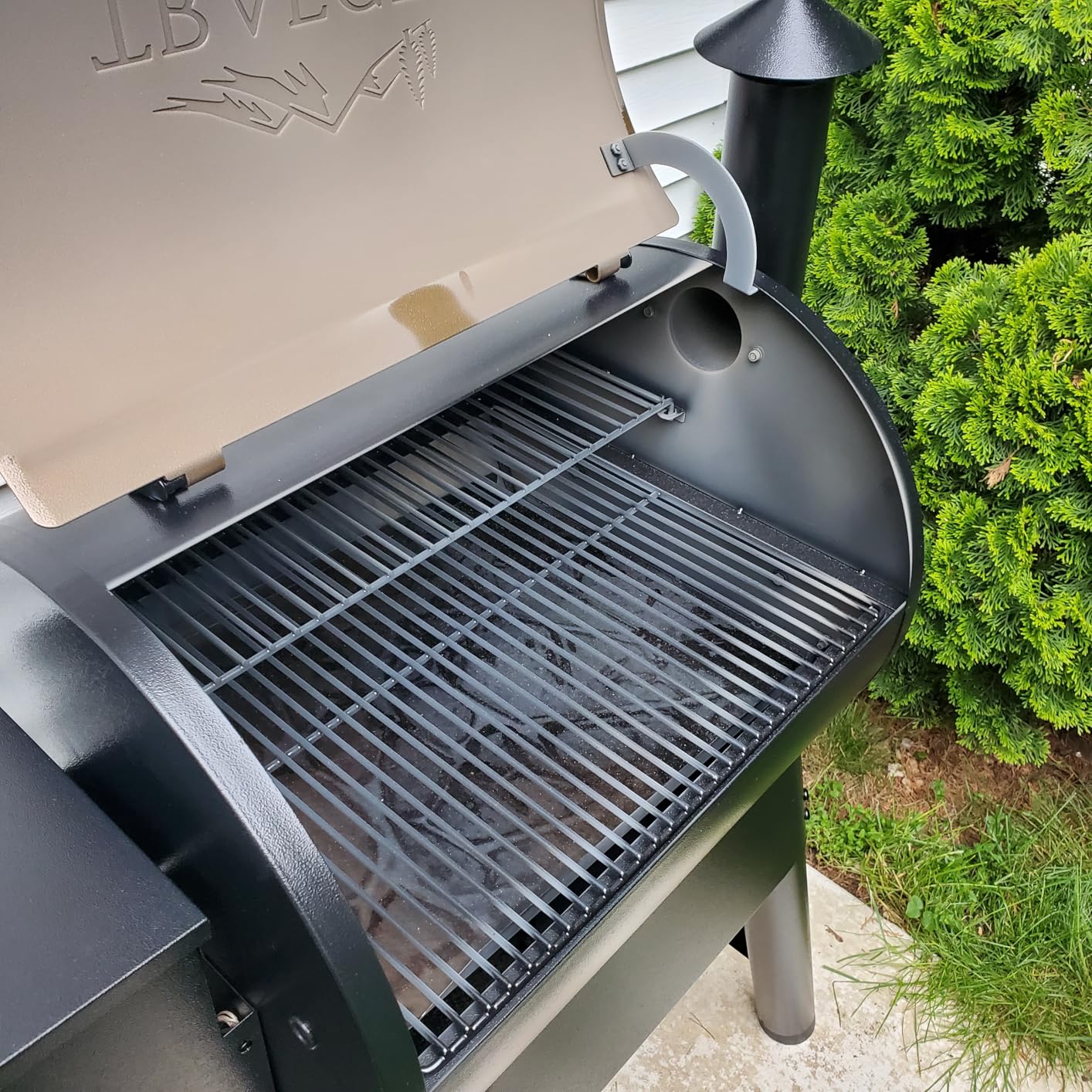 Traeger Grills Pro 22 Wood Pellet Grill & Smoker, Electric Pellet Smoker Grill Combo, 6-in-1 BBQ Versatility, 572 sq. in. Grilling Capacity, Meat Probe, 450 Degree Max Temperature, 18LB Hopper, Bronze customer photo 1