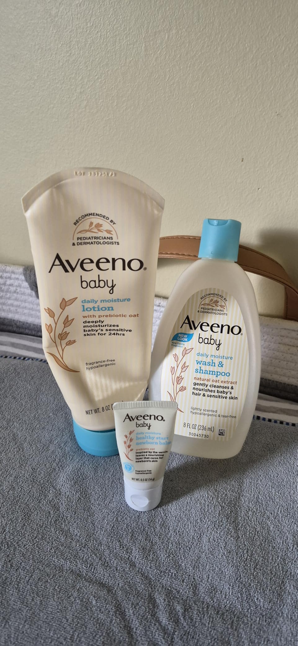 Aveeno Baby Welcome Little One Gift Set, Baby Essentials Set with Daily Moisture Wash and Shampoo, Calming Comfort Bath, Sensitive All Over Wipes, Body Lotion, & Healthy Start Balm, 5 Items customer photo 1