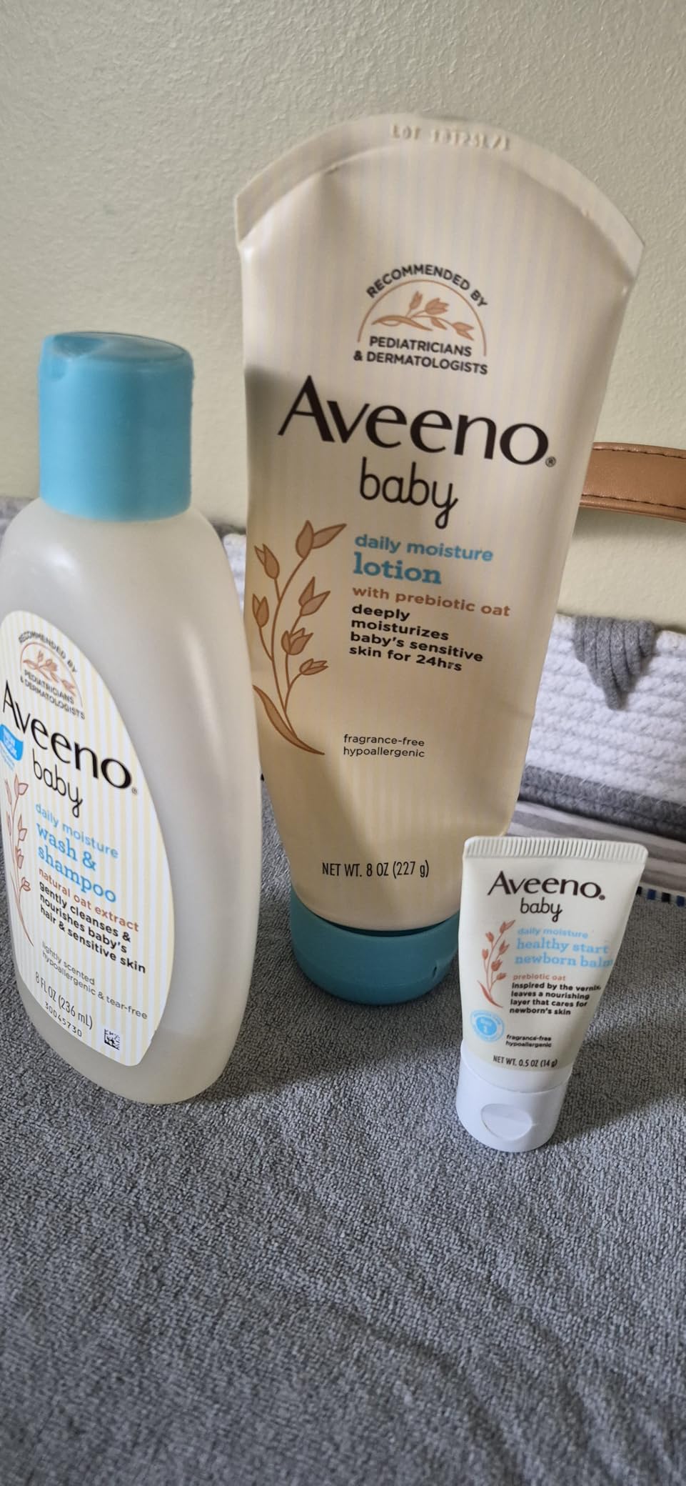 Aveeno Baby Welcome Little One Gift Set, Baby Essentials Set with Daily Moisture Wash and Shampoo, Calming Comfort Bath, Sensitive All Over Wipes, Body Lotion, & Healthy Start Balm, 5 Items customer photo 2