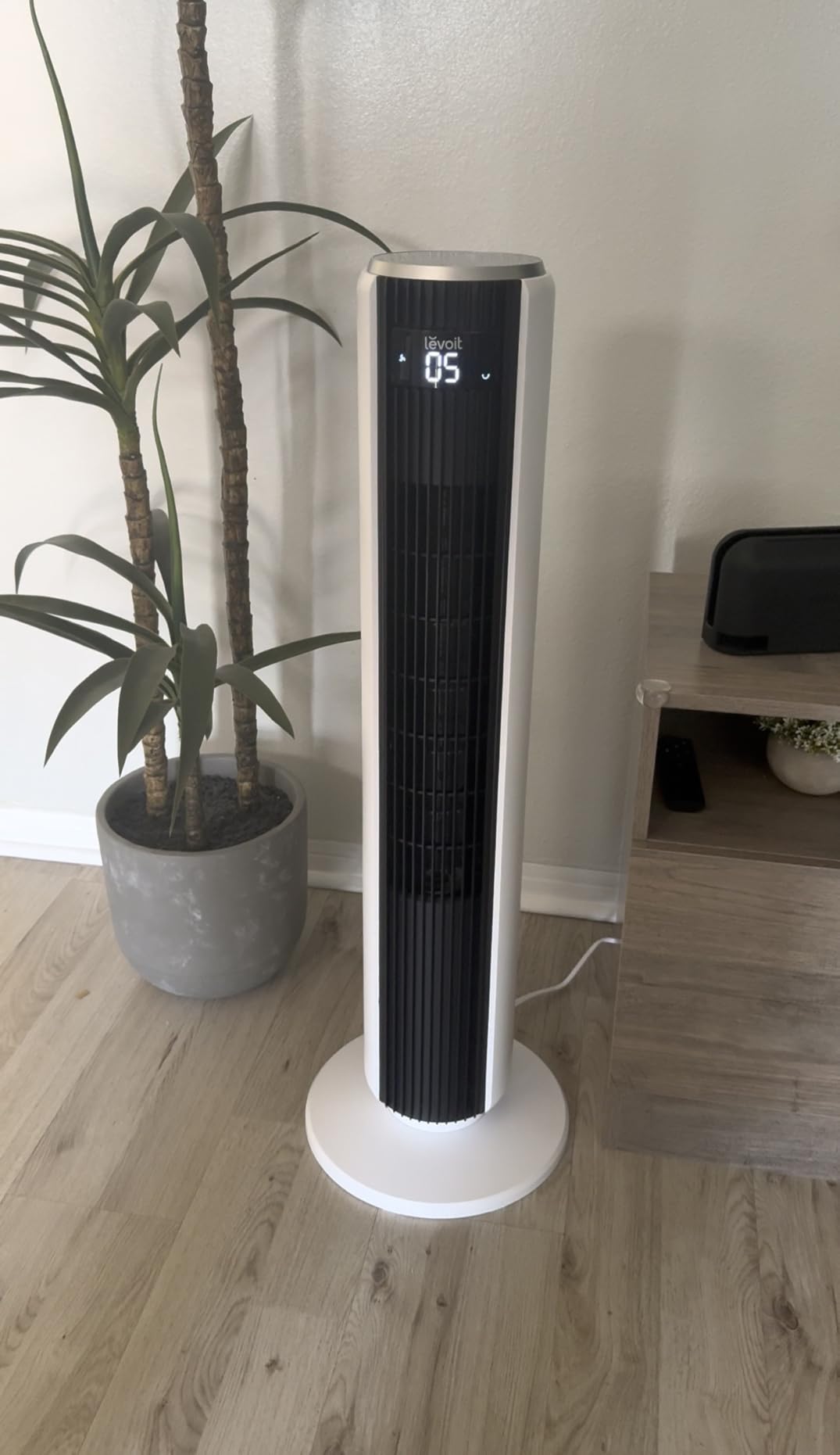 LEVOIT Tower Fan for Bedroom, 90° Oscillating Standing Fan with 28dB Quiet for Sleep, 25ft/s Velocity, 12H Timer, 5 Speeds 4 Modes, Remoter, Bladeless Room Fan for Home, Office, Indoor, 36 inch, White customer photo 2