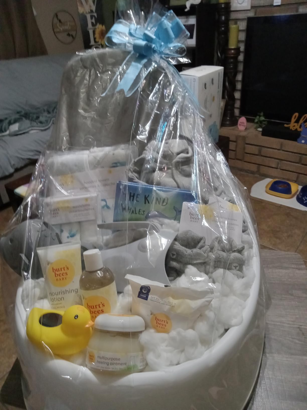 Burt's Bees Baby Gift Set for Baby Showers, Includes Baby Essentials, Shampoo and Wash with Lavender, Body Lotion, Wipes and Cloths, Naturally-Derived Origin Skincare, 3 Count customer photo 1