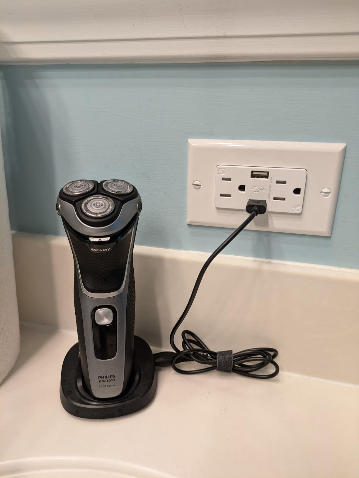 Philips Norelco Shaver 3900 Series, Wet and Dry Electric Shaver, P-Cap, Travel Pouch, Charging Stand, Storm Blue, Model S3341/92 customer photo 2