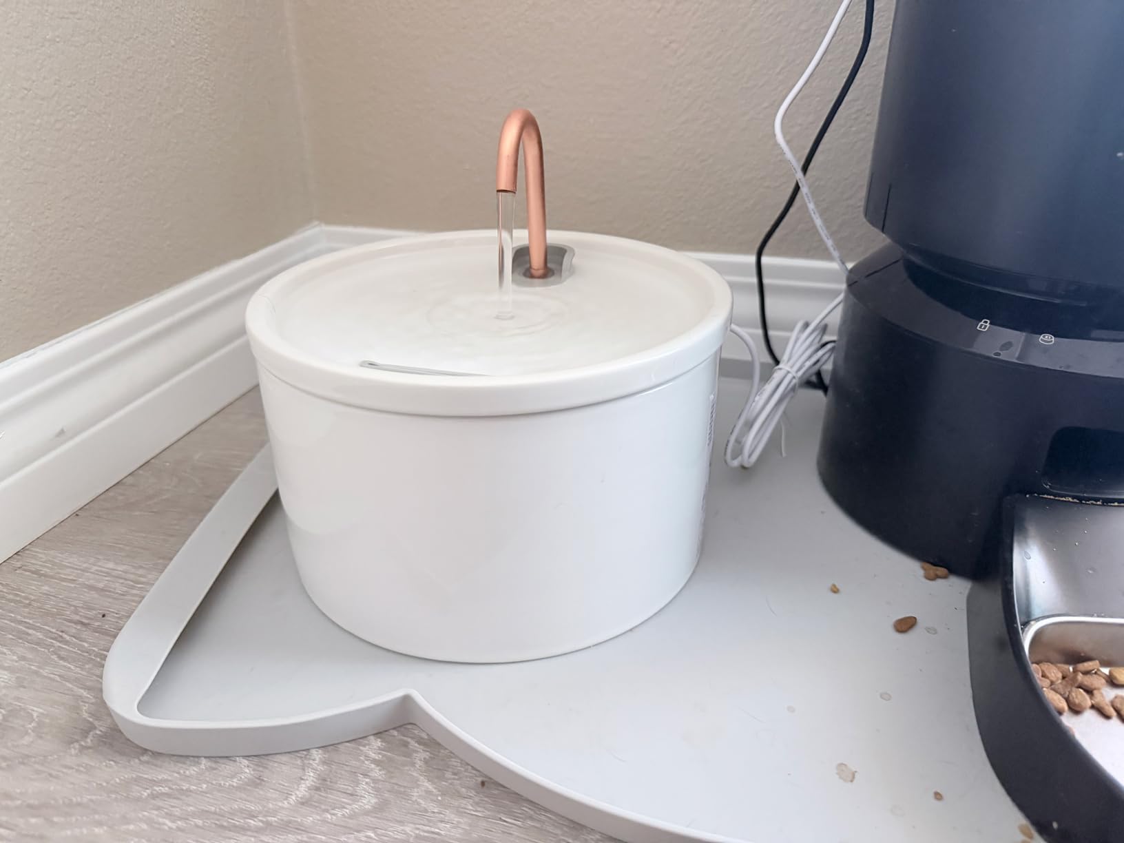 MISFANS Ceramic Cat Water Fountain - 2.1L/71oz - All-Ceramic Body & Pure Copper Water Spout - Non-Toxic - Automatic Pet Drinking Fountain Indoor with Ultra-Quiet Pump, and 3Pcs Filter & Sponge (White) customer photo 1