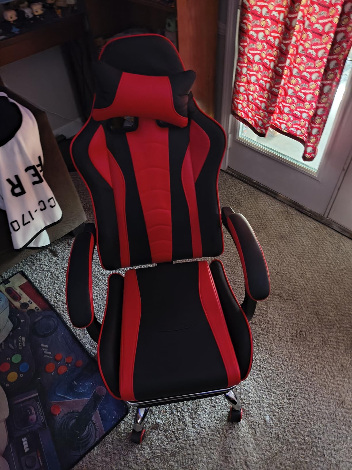 Yaheetech Gaming Chair with Footrest Massage Lumbar Pillow Reclining Black customer photo 2