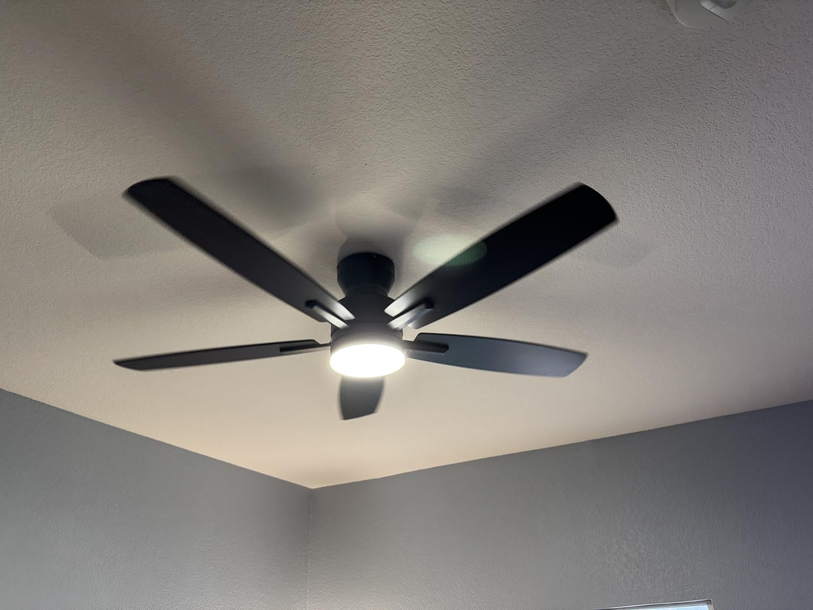 Ohniyou Ceiling Fans with Lights, 42'' Low Profile Ceiling Fan with Light and Remote/APP Control, Modern Flush Mount Ceiling Fan for Indoor Bedroom Kitchen, Dimmable, Quiet DC Motor, Black customer photo 2