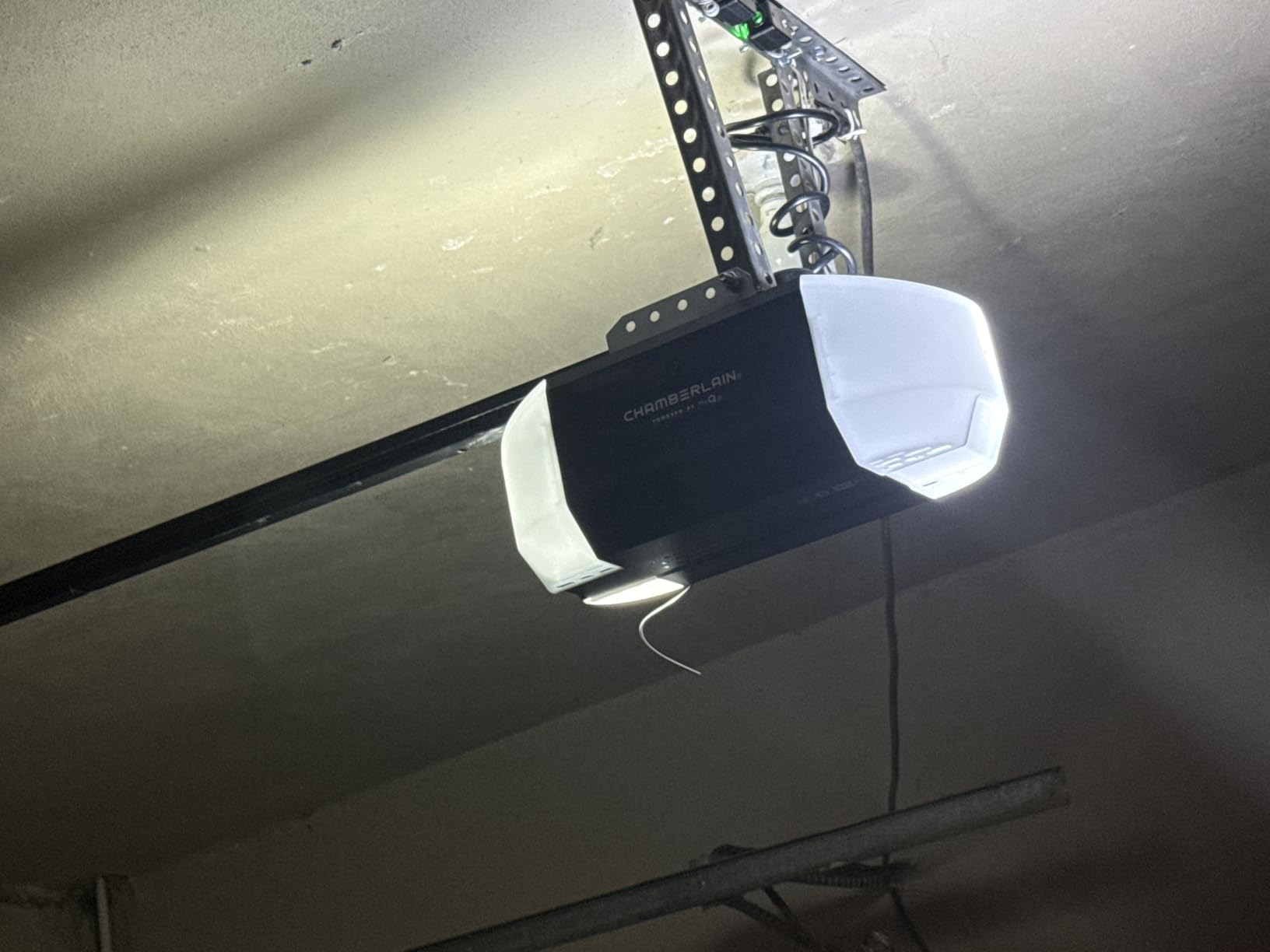 Chamberlain Garage Door Opener 3/4 HP Belt Drive myQ Garage Door Opener with Fixed Camera, Battery Backup, 2‑Bulb LED Lighting customer photo 1