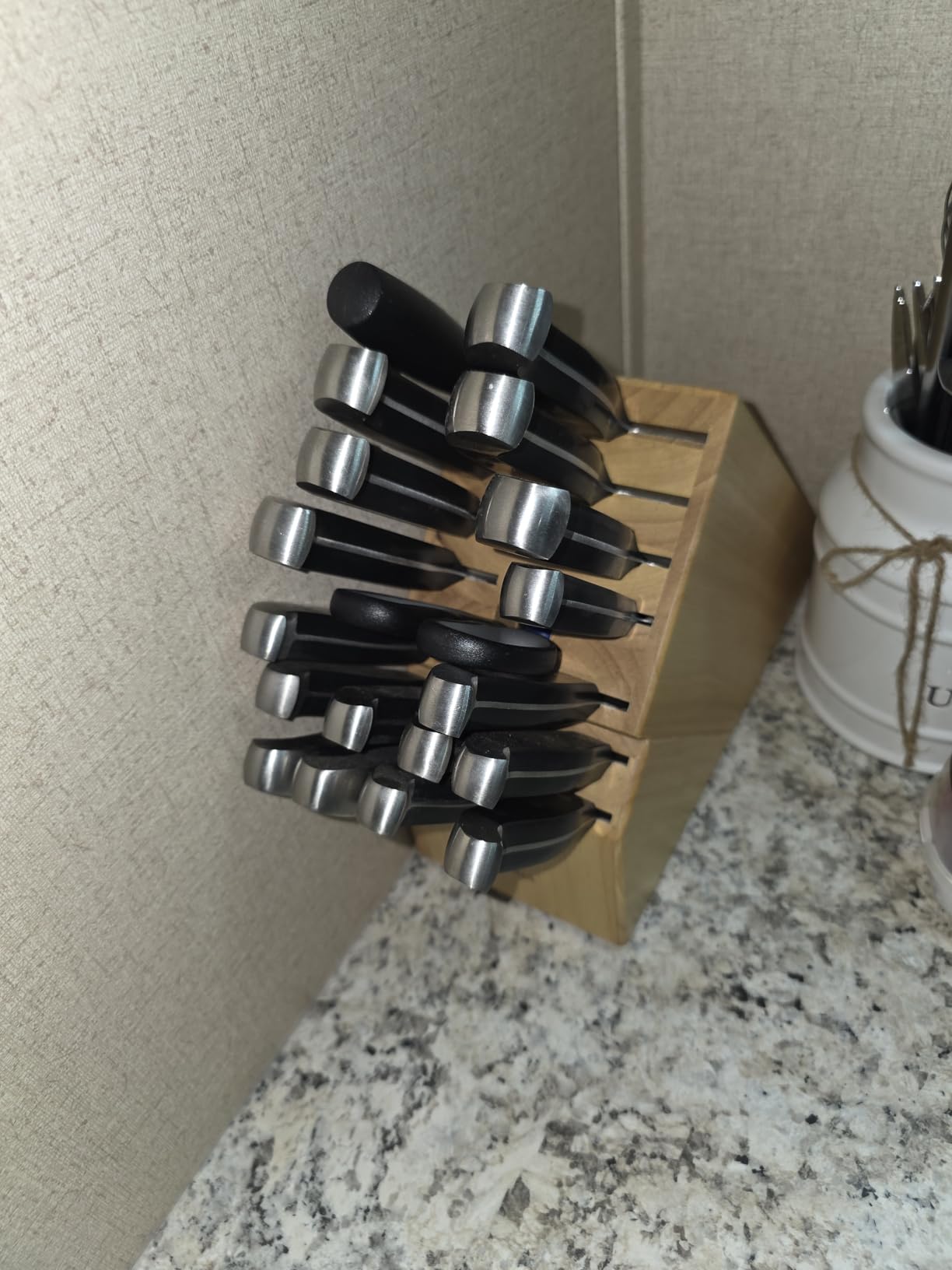 HENCKELS Statement Premium Quality 15-Piece Knife Block Set, Natural, Razor-Sharp, German Engineered Informed by 100+ Years of Mastery, Lightweight and Strong, Dishwasher Safe customer photo 2