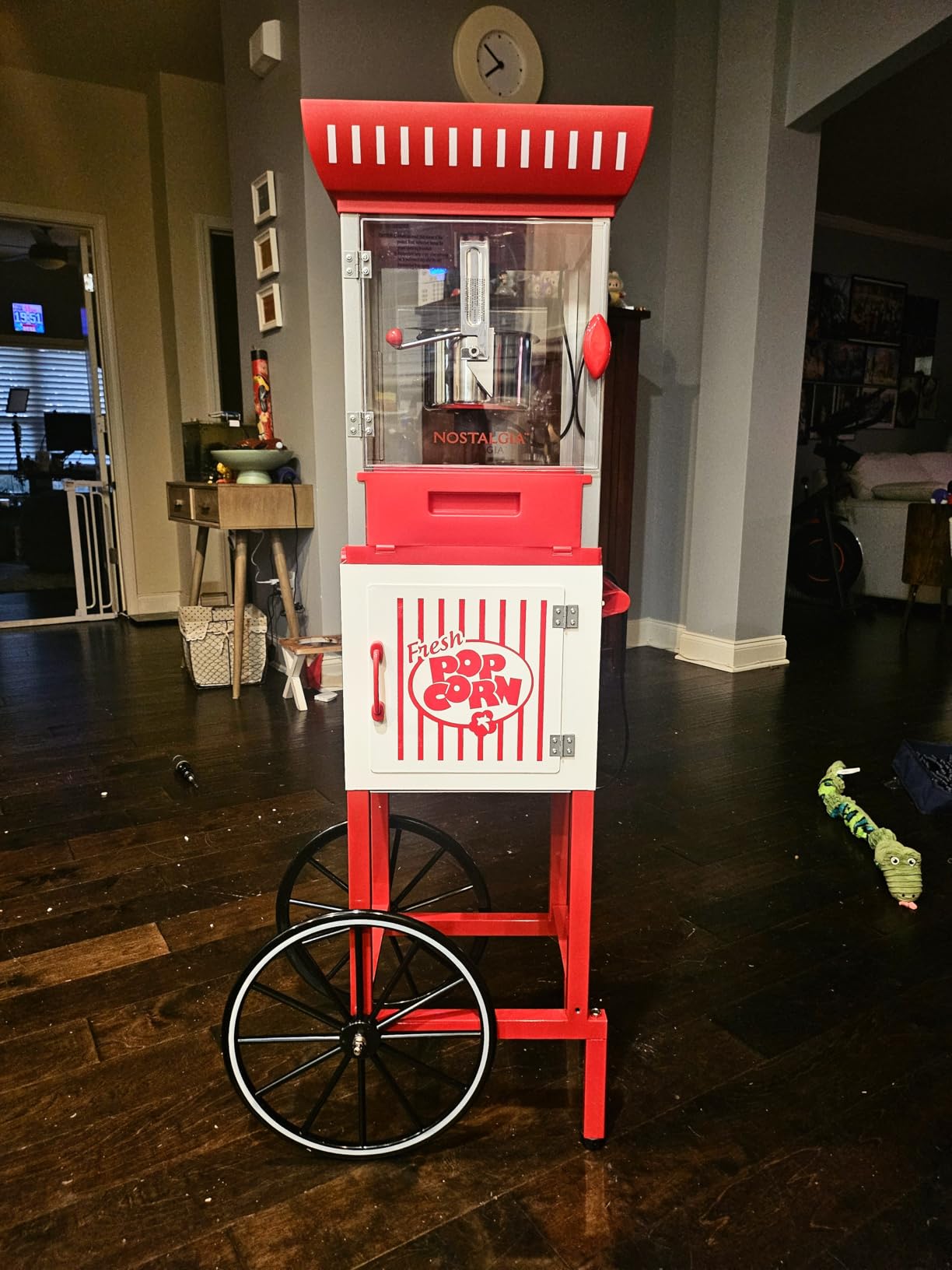 Nostalgia Popcorn Maker Machine - Professional Cart With 8 Oz Kettle Makes Up to 32 Cups - Vintage Popcorn Machine Movie Theater Style, Black customer photo 1