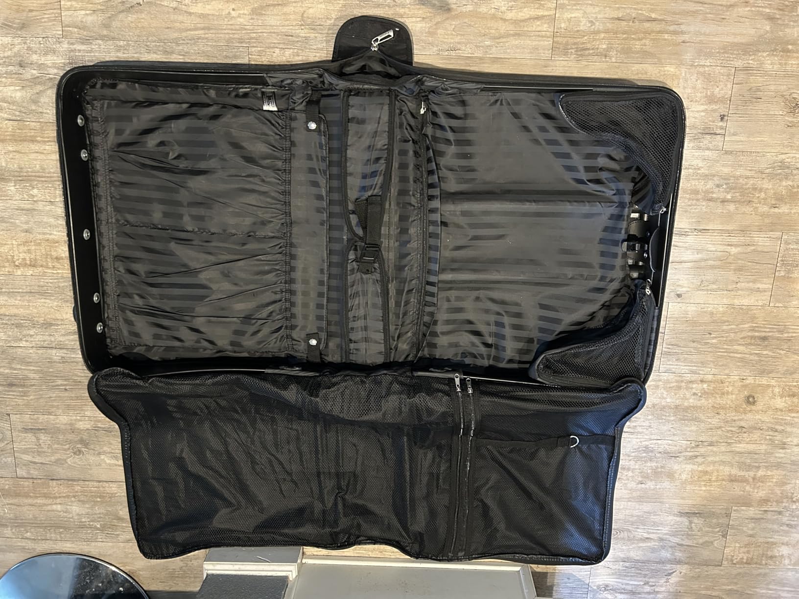DELSEY Paris Helium DLX - Rolling Garment Bag with Spinner Wheel - Lightweight Travel Garment Bag - SECURITECH Zip - Suit and Dresses Rolling Travel Bag, Black customer photo 1