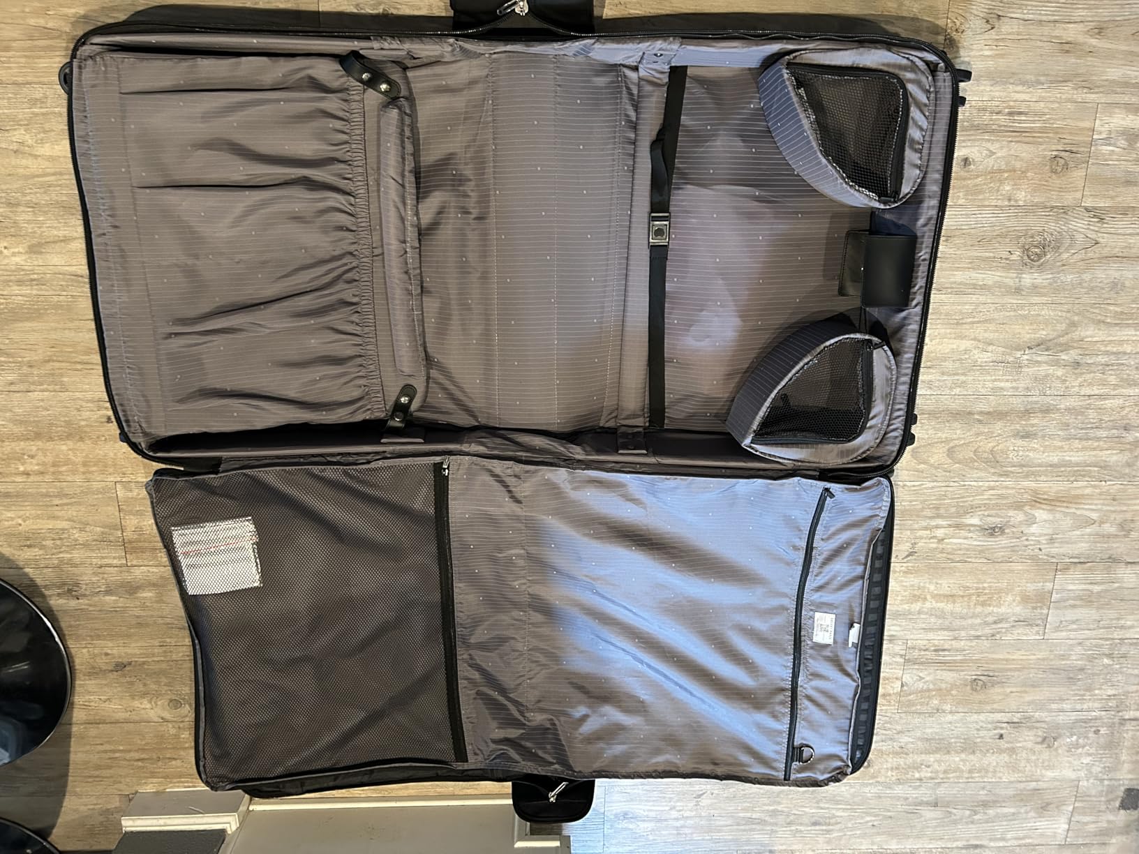 DELSEY Paris Helium DLX - Rolling Garment Bag with Spinner Wheel - Lightweight Travel Garment Bag - SECURITECH Zip - Suit and Dresses Rolling Travel Bag, Black customer photo 2