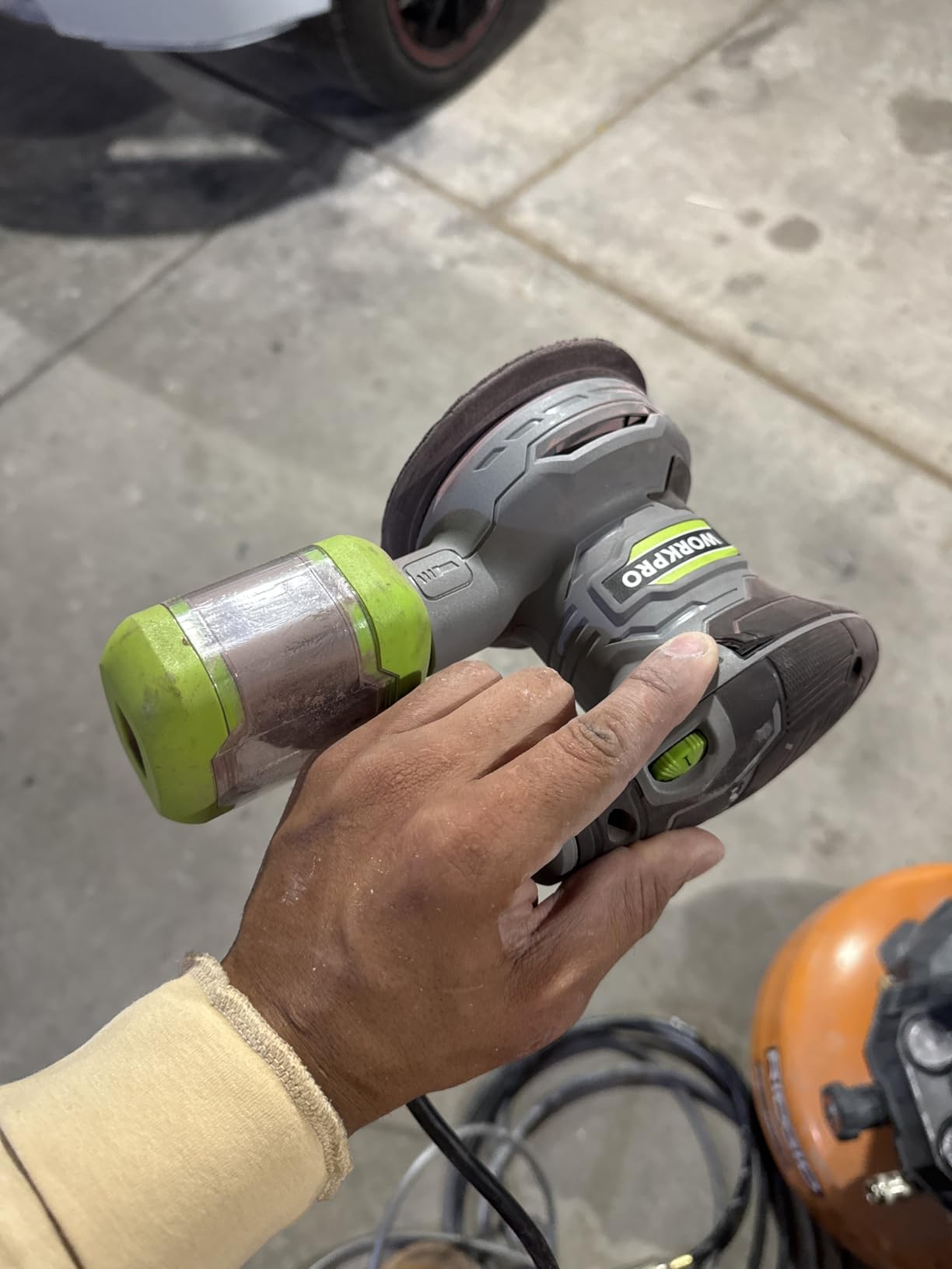WORKPRO 5-Inch Random Orbit Sander, 6 Variable Speeds 7000 to 14000 RPM, 2.5 Amp Electric Sander for Woodworking with Dust Collector, 15pcs Sandpapers customer photo 1