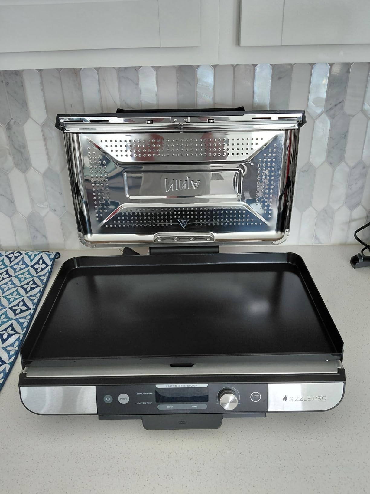 Ninja Griddle and Indoor Grill, 14 inch, Electric Grill, For Steak, Burgers, Salmon, Veggies, and More, Pancake Griddle, Nonstick, Dishwasher Safe, 500F, Even Cooking, Silver, GR101 customer photo 2