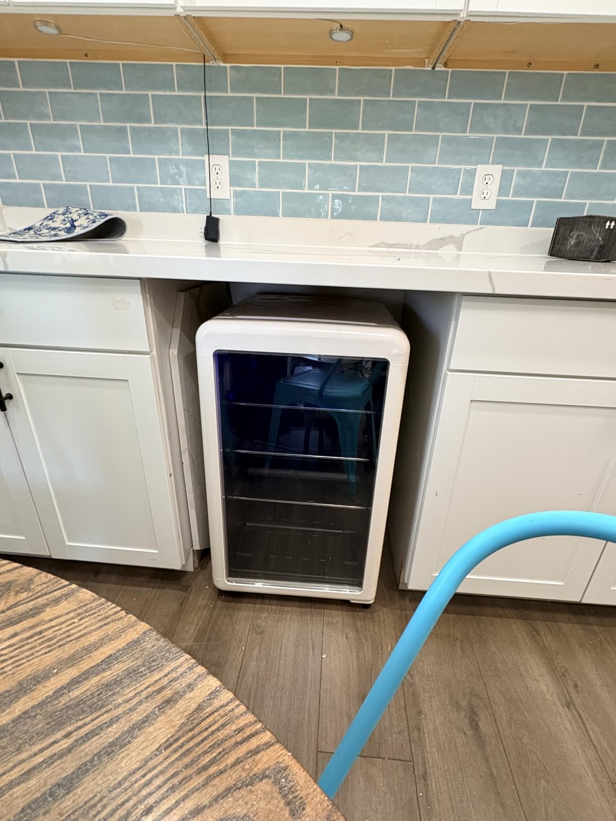 Retro Beverage Refrigerator, 3.2 Cu.Ft Mini Fridge with Glass Door, Vintage Freestanding Drink Cooler for Office, Bar, Home, Adjustable Shelving, Adjustable Thermostat (White) customer photo 2