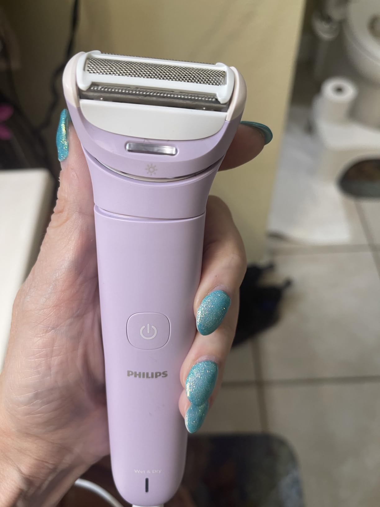 Philips Lady Shaver Series 8000 - Cordless, Wet & Dry Electric Shaver, 3-Blade Shaving System, Flexible Shaving Head, LED Light, for Legs, Body & Bikini, 100 Mins. Runtime, Model BRL149/00 customer photo 1
