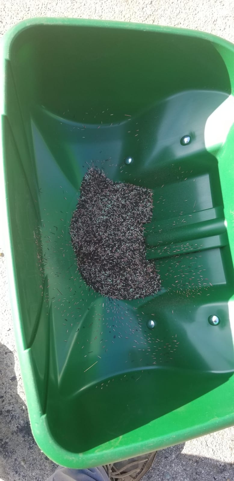Scotts Turf Builder EdgeGuard DLX Broadcast Spreader for Seed, Fertilizer, Salt, Ice Melt, Holds up to 15,000 sq.ft. Product, Green customer photo 1