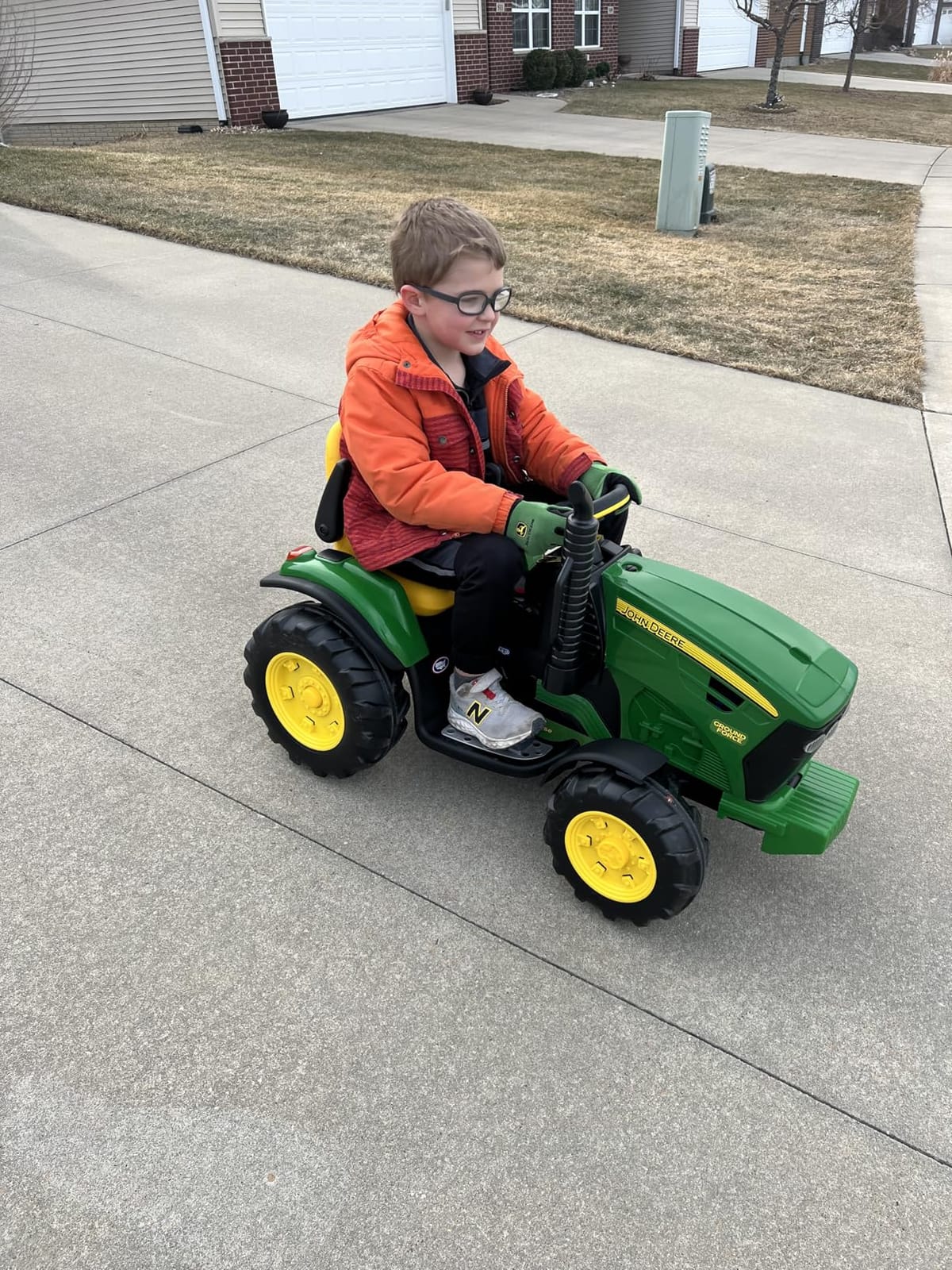 Peg Perego John Deere Ground Force Extra-Large 12 volt Ride-On Tractor with Trailer & FM Radio, Durable Design for Kids Ages 3-7 customer photo 2