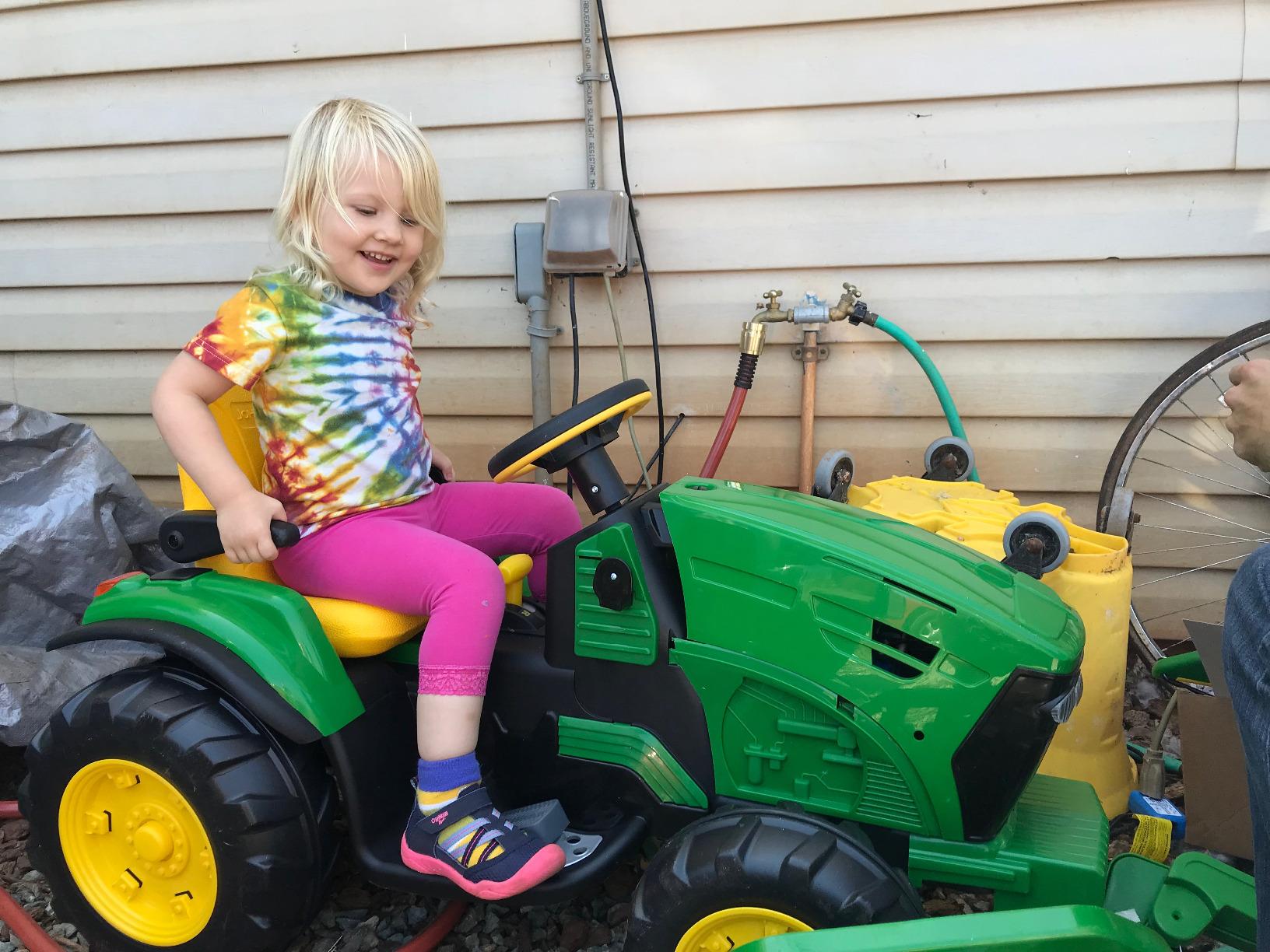 Peg Perego John Deere Ground Loader Tractor Extra-Large 12 Volt Ride on Tractor for Kids Ages 3-7 customer photo 2