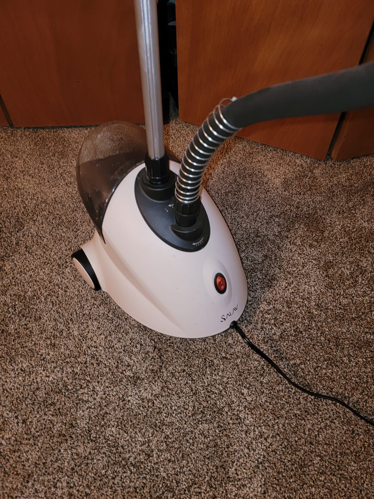 SALAV GS18 Full-Size Clothes Steamer - 1500W Power, 1.8L Water Tank, 60-Min Garment Steam, Adjustable Pole & Wheels customer photo 1