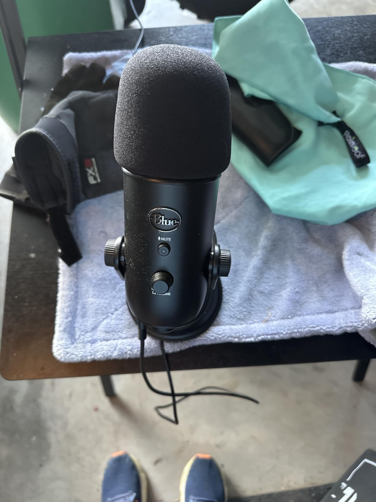 Logitech Creators Blue Yeti USB Microphone for PC, Mac, Gaming, Streaming, Podcasting, Studio and Computer Condenser Mic with Blue VO!CE Effects, 4 Pickup Patterns, Plug and Play - Midnight Blue customer photo 1