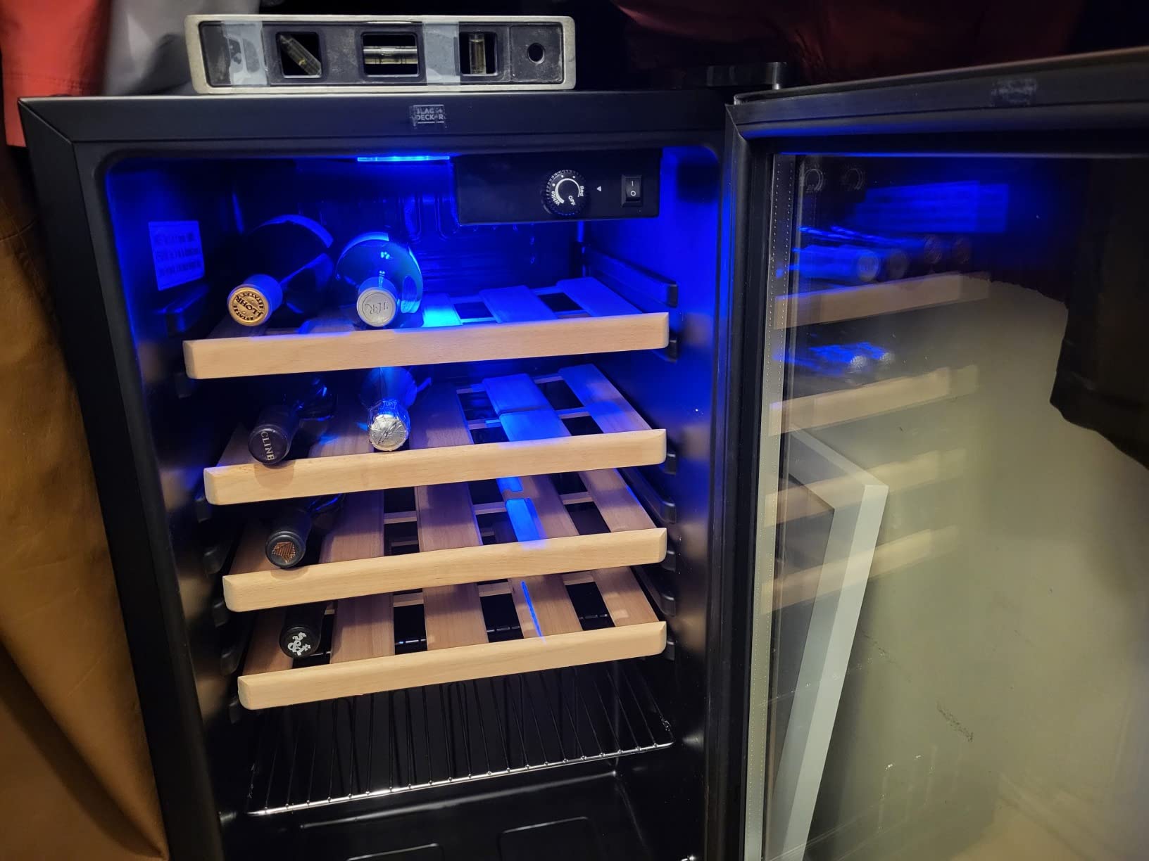 BLACK+DECKER 26-Bottle Wine Fridge, Compressor Cooling, BD61536 | Interior Light and Mechanical Temperature Control, Wine Racks and Flat Shelf, Bottle Chiller with Bottom Compartment customer photo 1