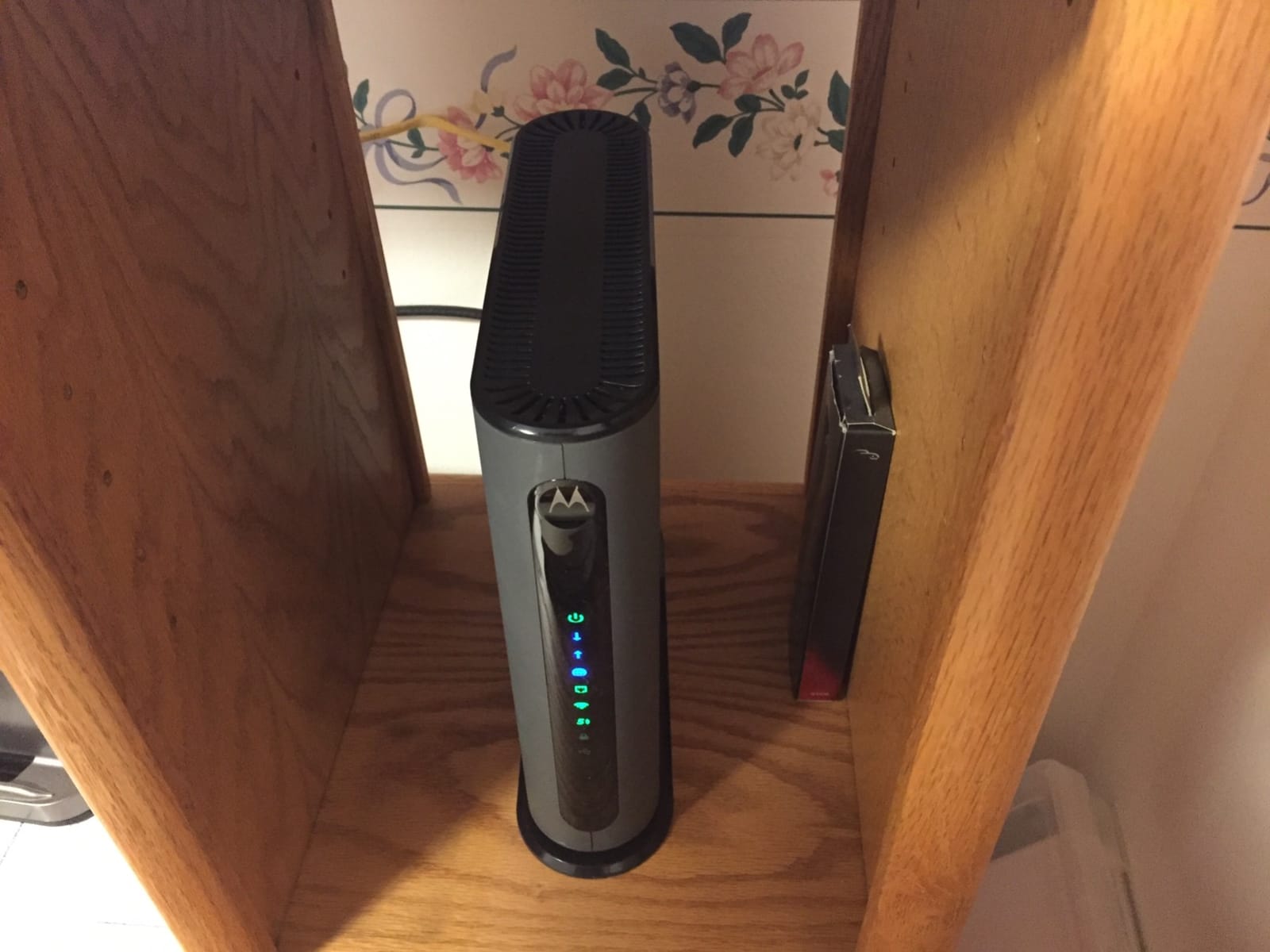 Motorola MG8702 DOCSIS 3.1 Cable Modem + Wi-Fi Router Combo, AC3200 customer photo 2