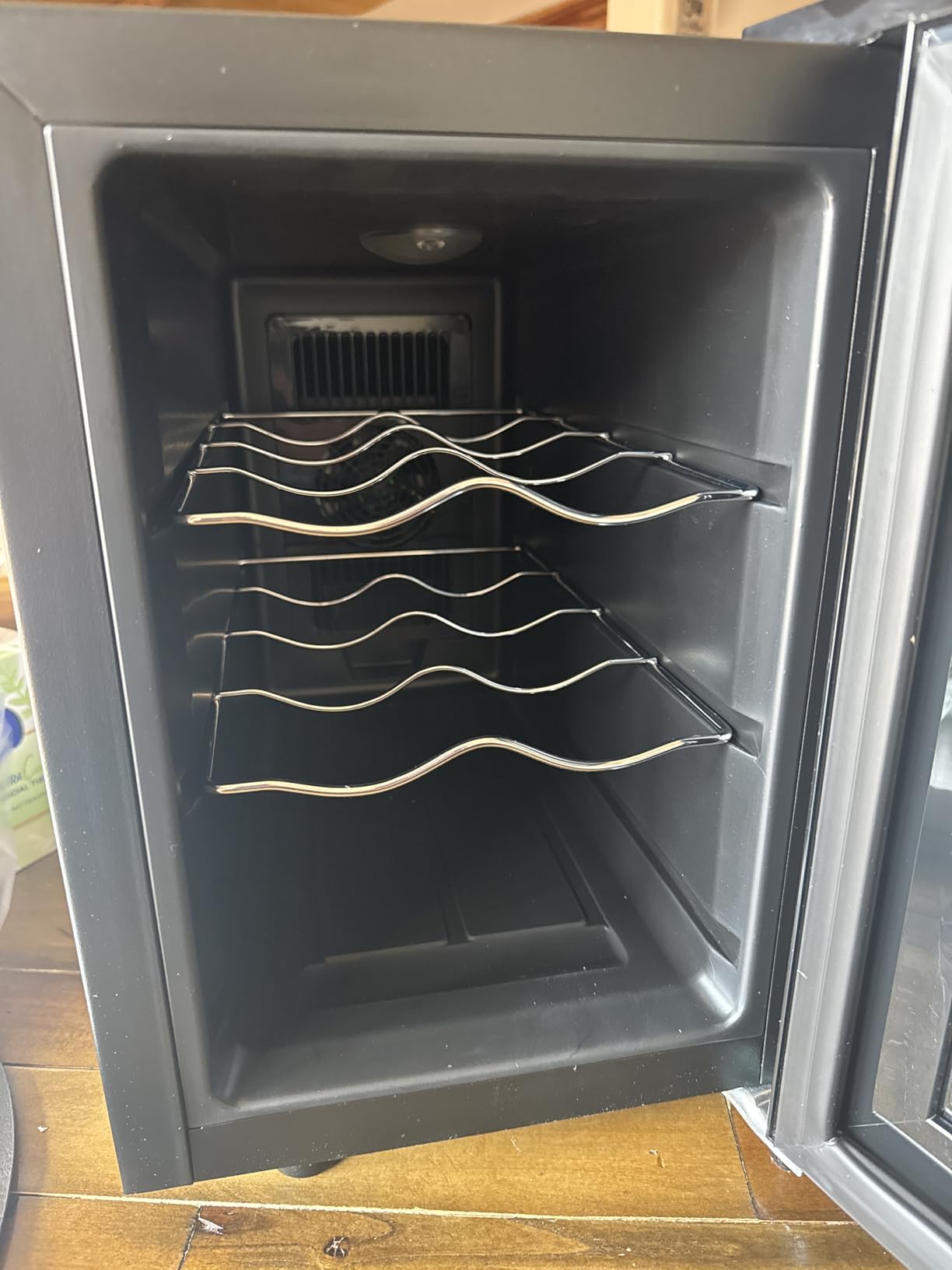 BLACK+DECKER 8-Bottle Thermoelectric Wine Cellar, BD60026, Black | Countertop Mini Fridge with Triple Pane Clear Glass Door, Bar Cabinet with LED Display, Slide-Out Chrome Racks customer photo 1