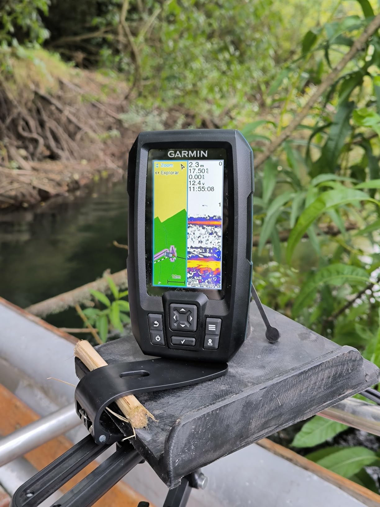 Garmin Striker Vivid 4cv Fishfinder with Transducer - 4-inch LCD Display - Easy-to-Use Scanning Sonar - Color Palettes, 11.2 Ounces (010-02550-00) customer photo 1